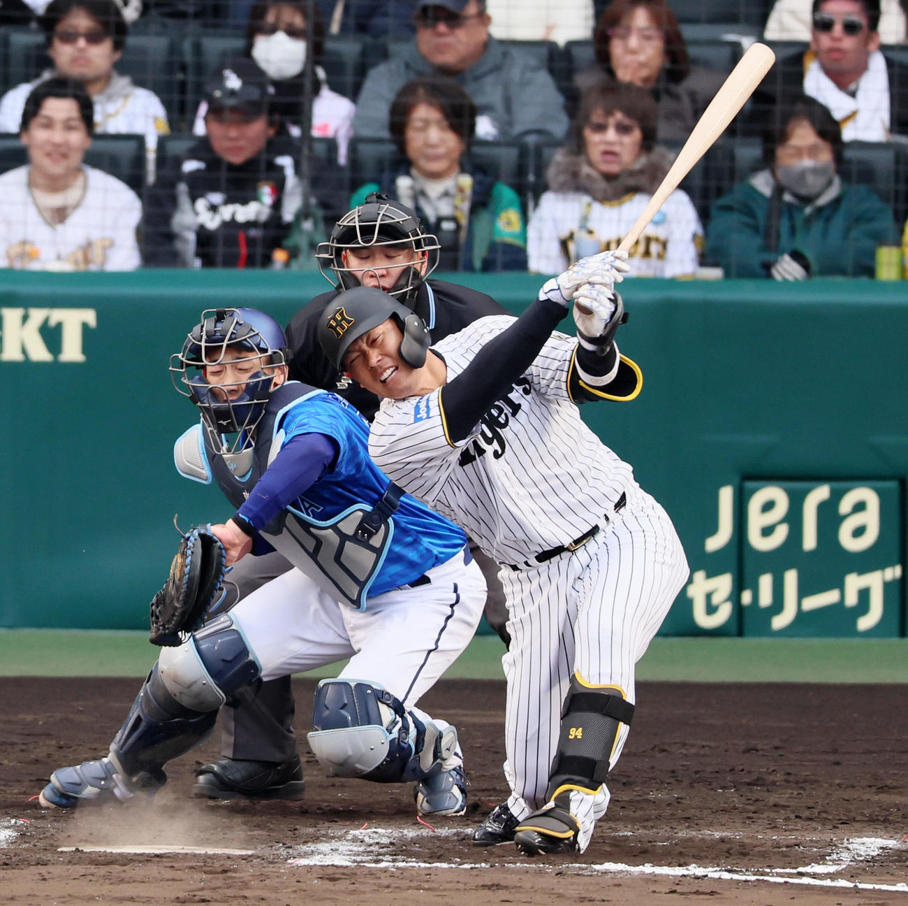 阪神対DeNA 7回裏阪神1死一塁、三振に倒れる原口（撮影・加藤哉）