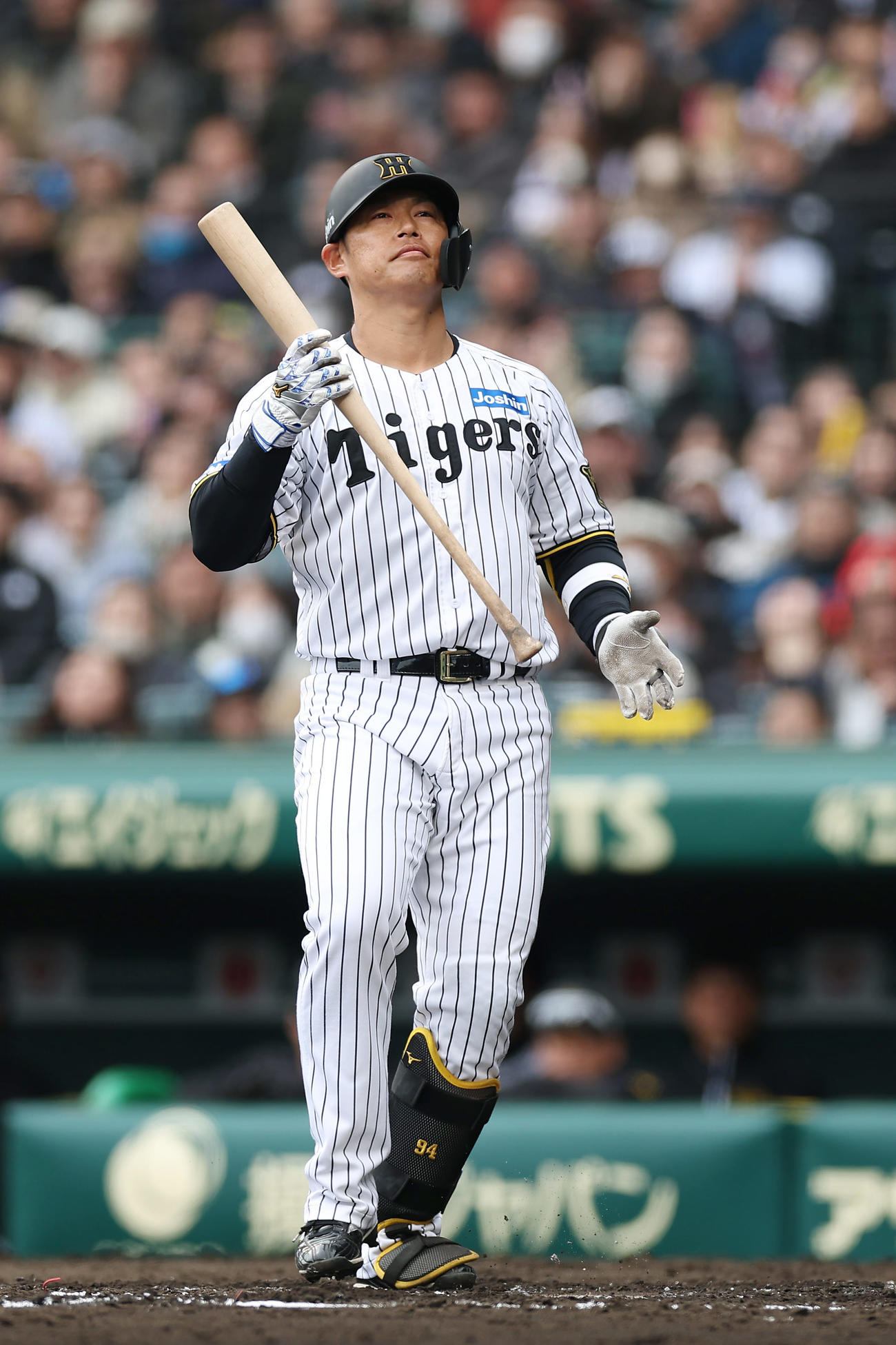阪神対DeNA 3回裏阪神2死二、三塁、空振り三振に倒れる原口（撮影・前田充）