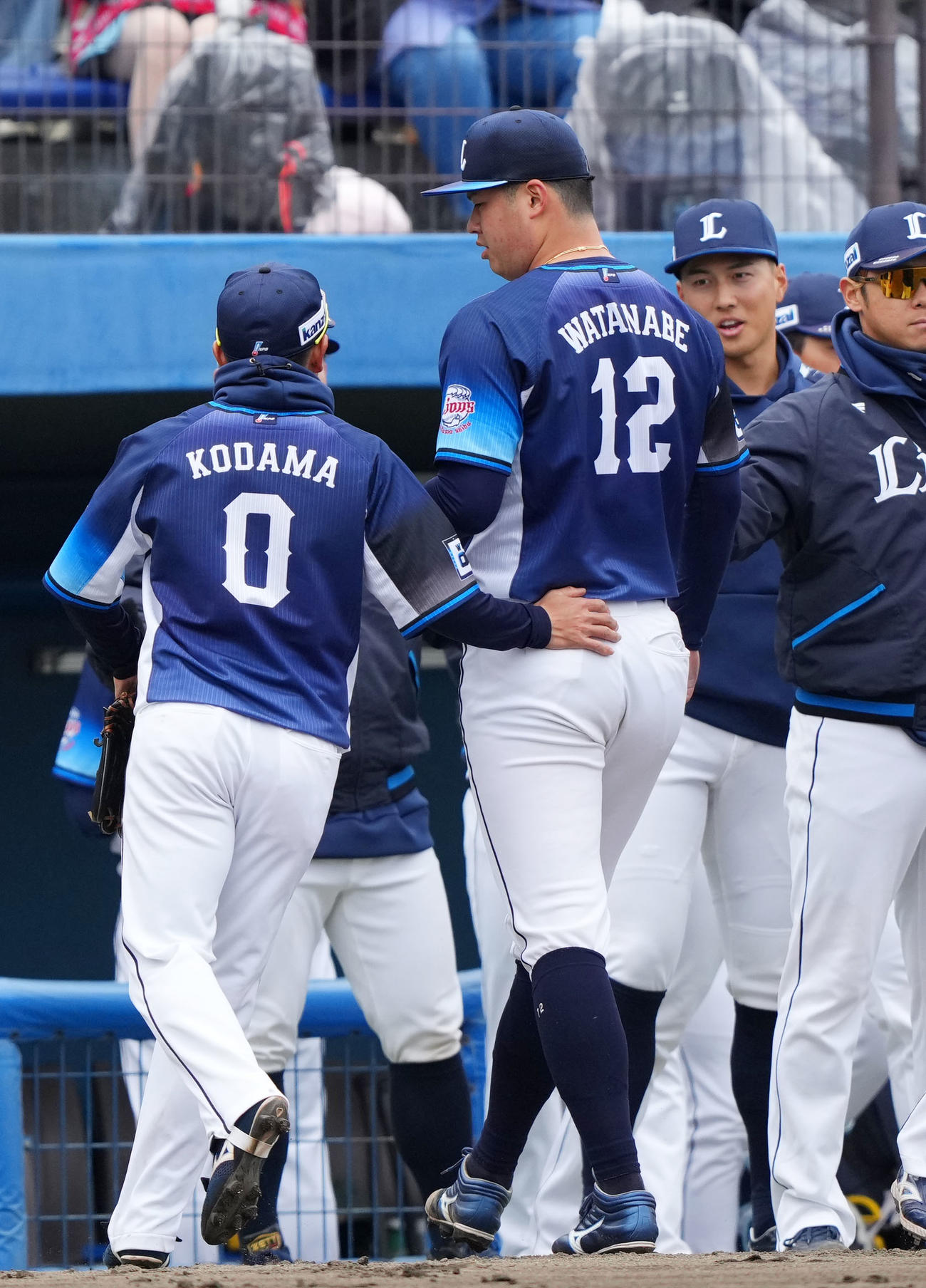 楽天対西武　4回裏を無失点に抑えナインとタッチを交わす渡辺（中央）（撮影・横山健太）