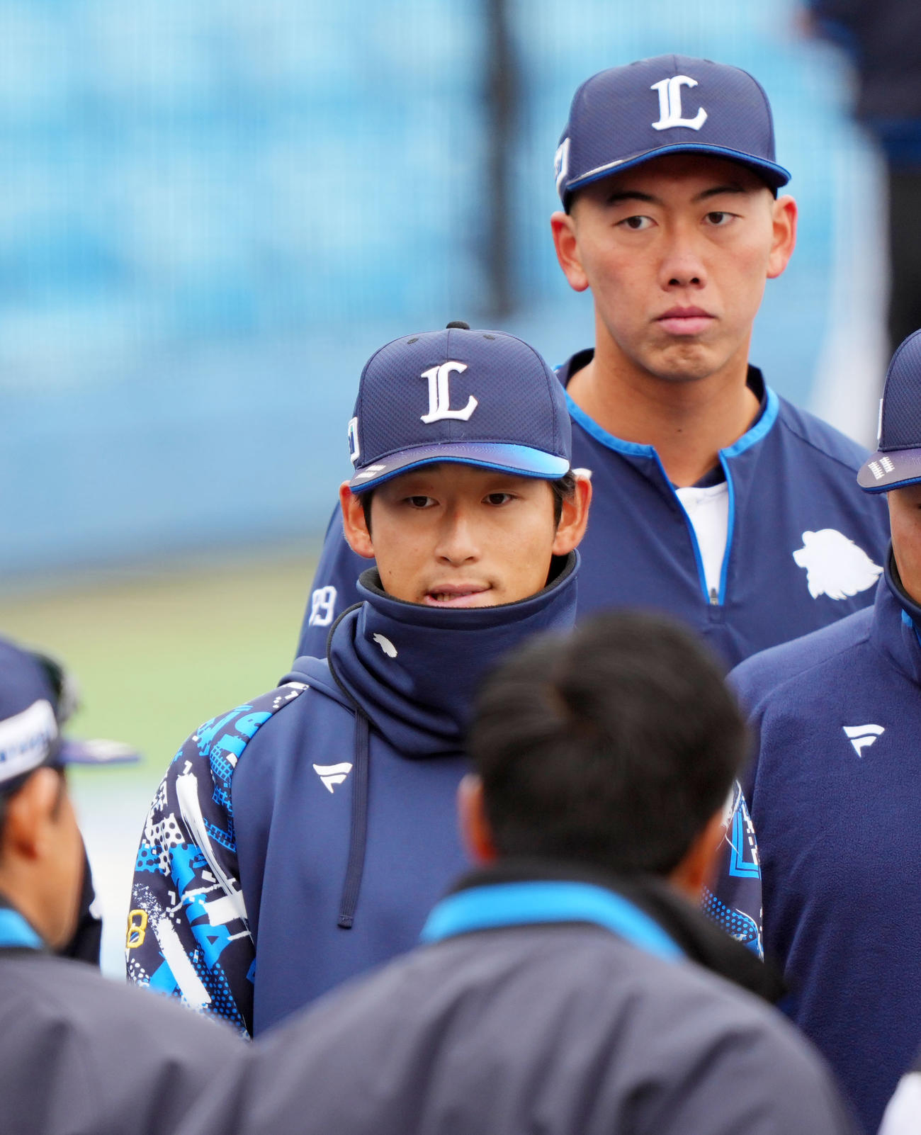 楽天対西武　一1軍に合流した西武佐藤太（左）（撮影・横山健太）
