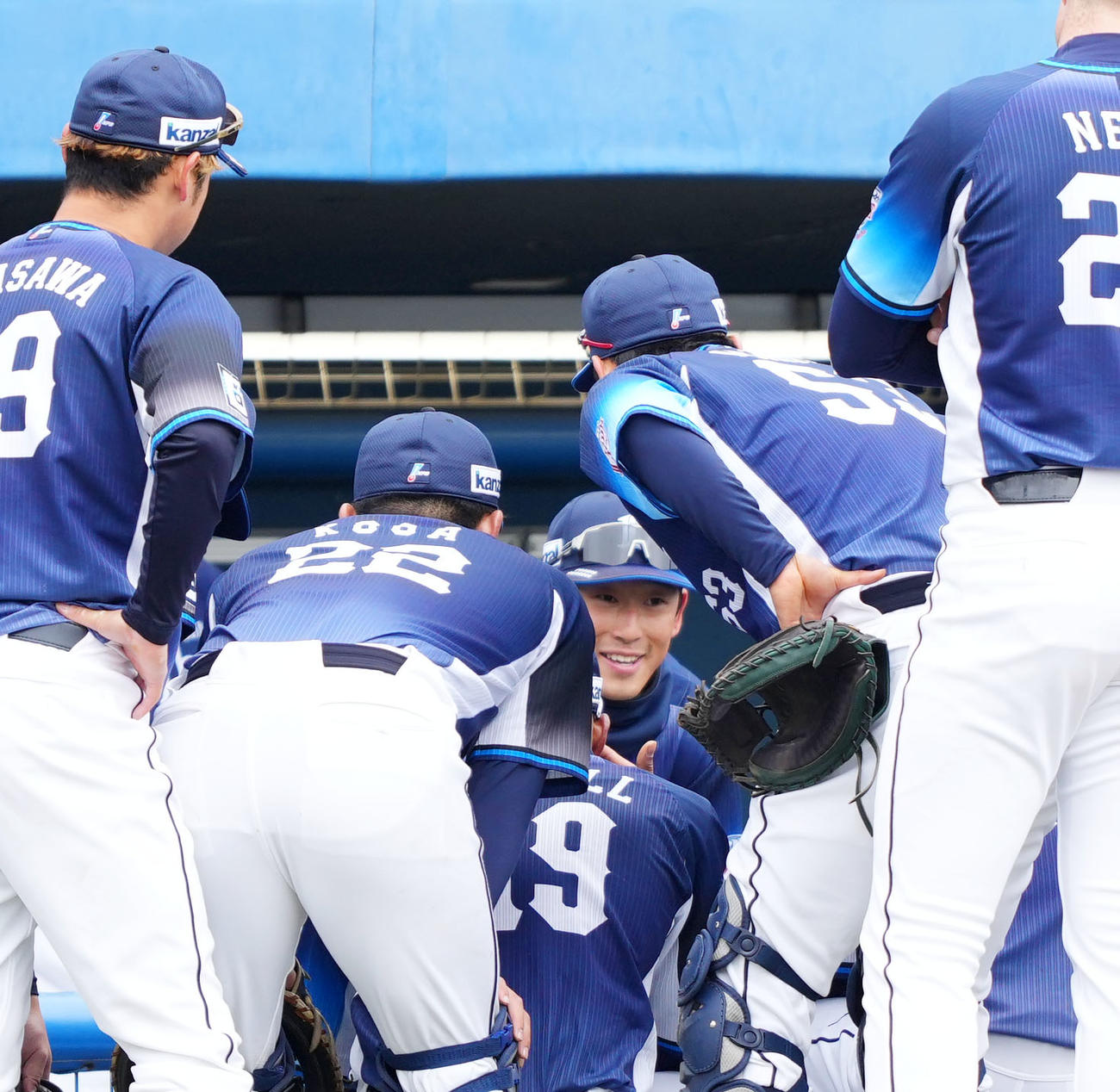 楽天対西武　試合前円陣で声出しをする西武佐藤太（撮影・横山健太）