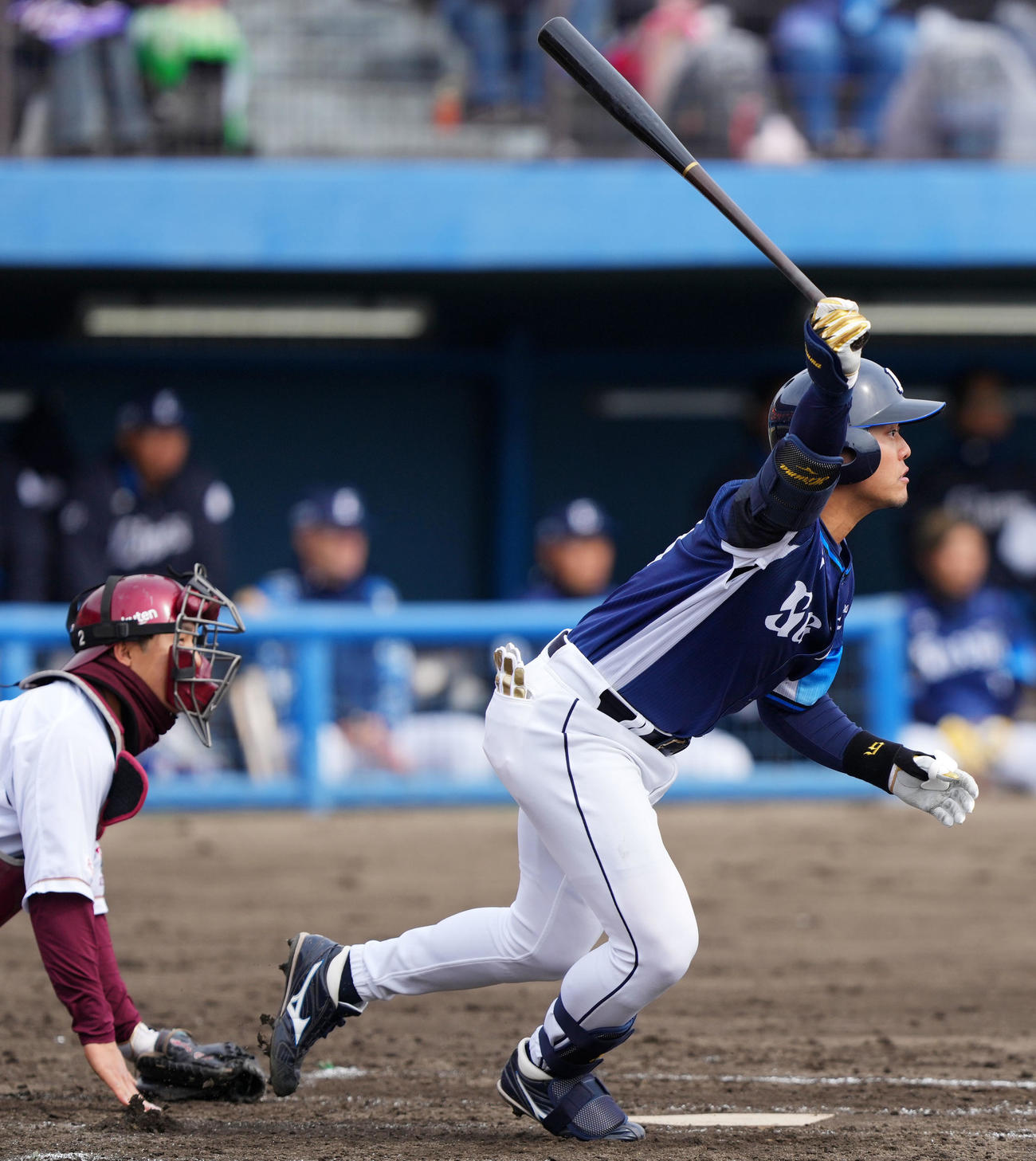 楽天対西武　4回表西武2死二塁、中前適時打を放つ蛭間（撮影・横山健太）