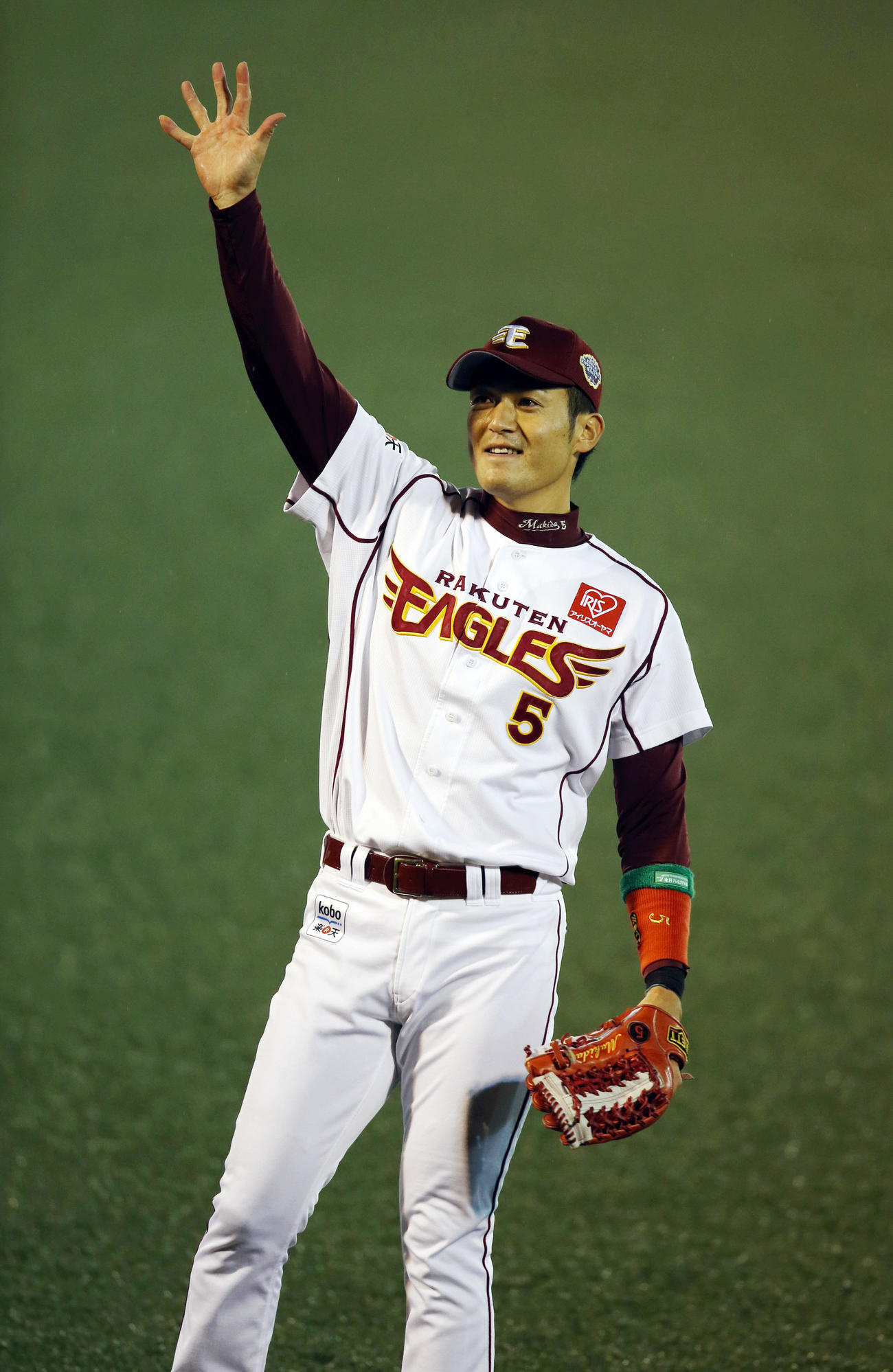 楽天対巨人　4回裏にソロ本塁打を放ち、守備に就く前に「BURN！」ポーズを決める牧田（2013年11月3日撮影）
