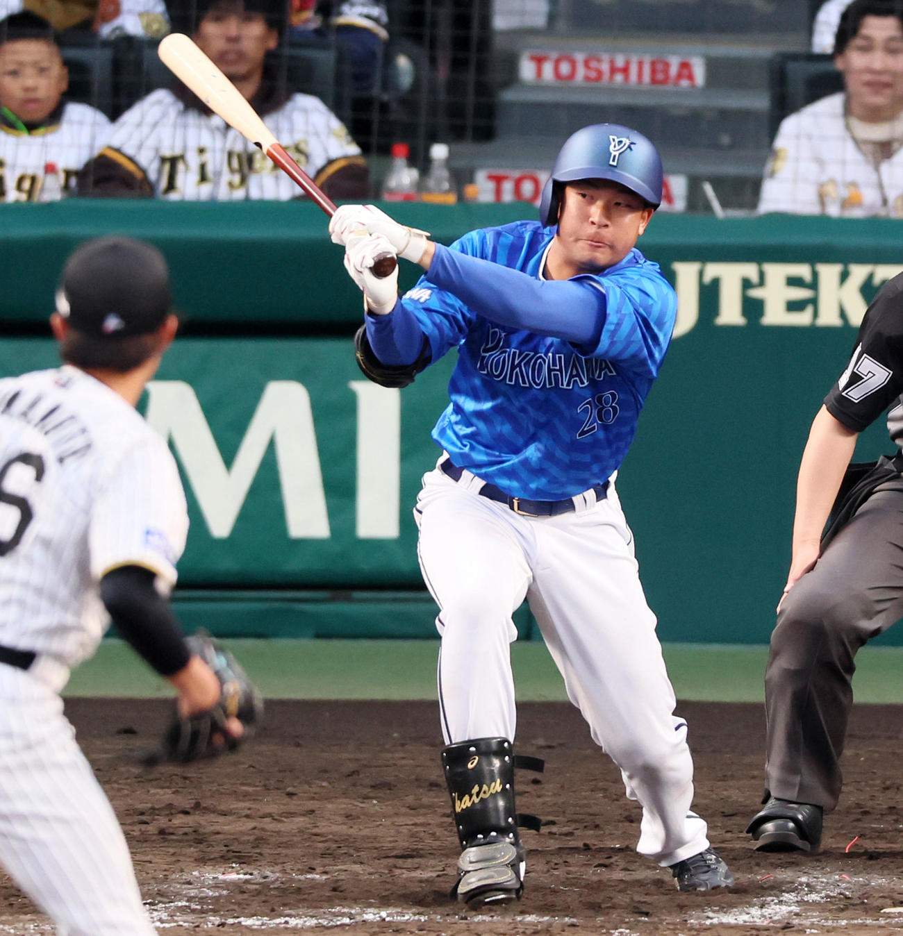 阪神対DeNA 9回表DeNA2死一、三塁、代打勝又は右前適時打を放ち勝ち越しに成功。投手島本（撮影・加藤哉）