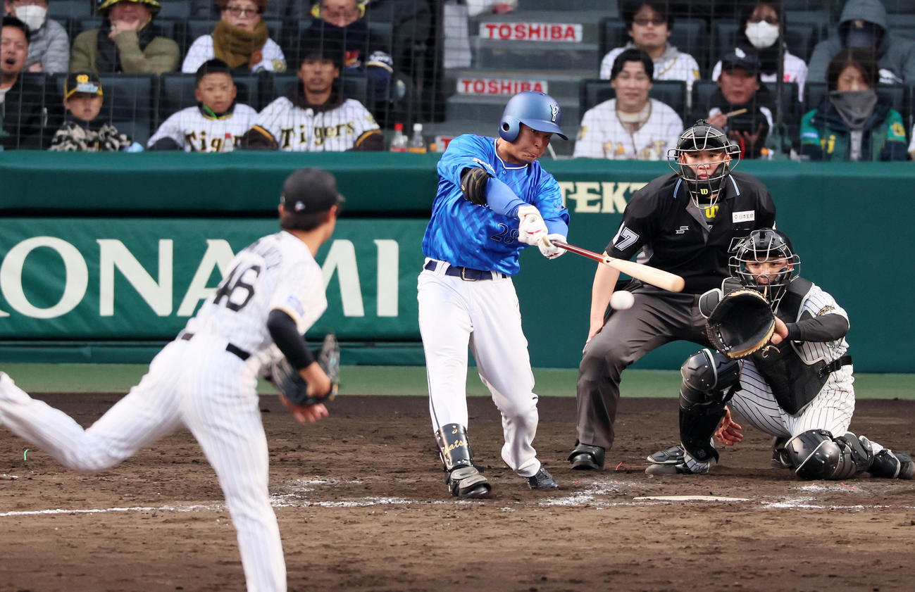阪神対DeNA 9回表DeNA2死一、三塁、代打勝又は右前適時打を放ち勝ち越しに成功。投手島本（撮影・加藤哉）
