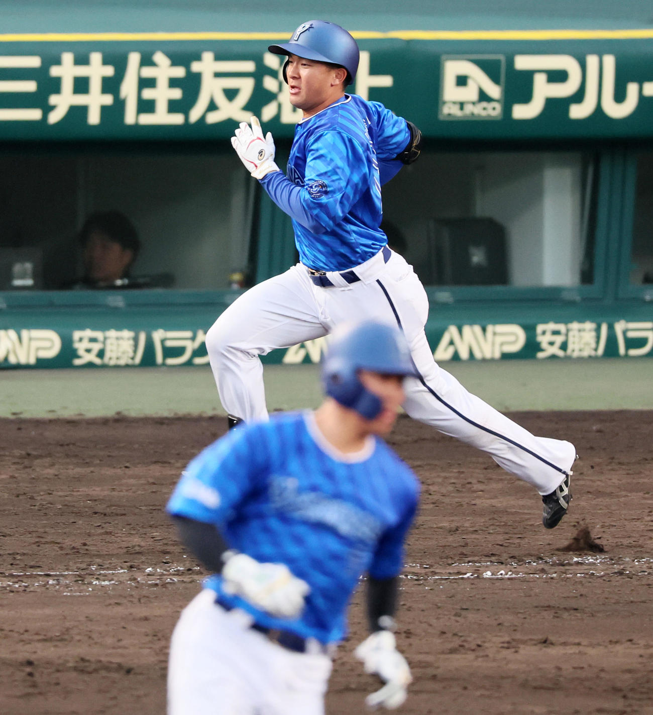 阪神対DeNA 9回表DeNA2死一、三塁、代打勝又は右前適時打を放ち勝ち越しに成功（撮影・加藤哉）