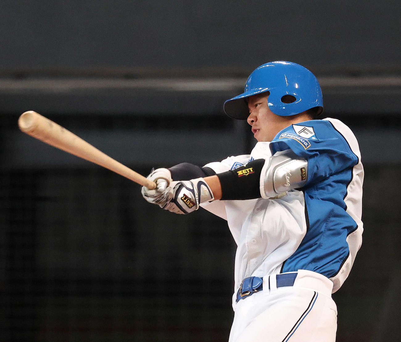 日本ハム対中日　6回裏日本ハム2死一、二塁、左前打を放つ吉田（撮影・河田真司）
