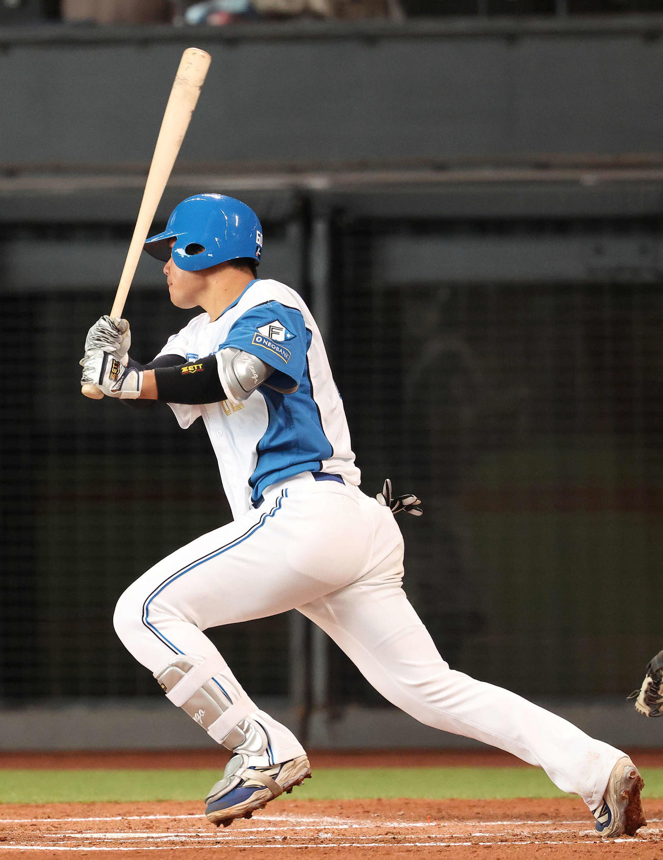日本ハム対中日　2回裏日本ハム1死一、三塁、右前適時打を放つ吉田（撮影・河田真司）