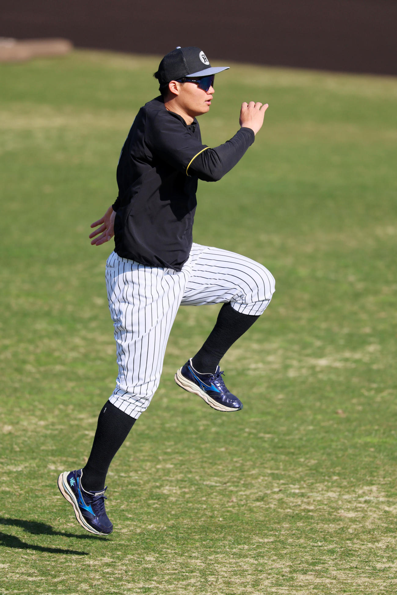 阪神対巨人　全体練習に参加してウオーミングアップする森下（撮影・加藤哉）