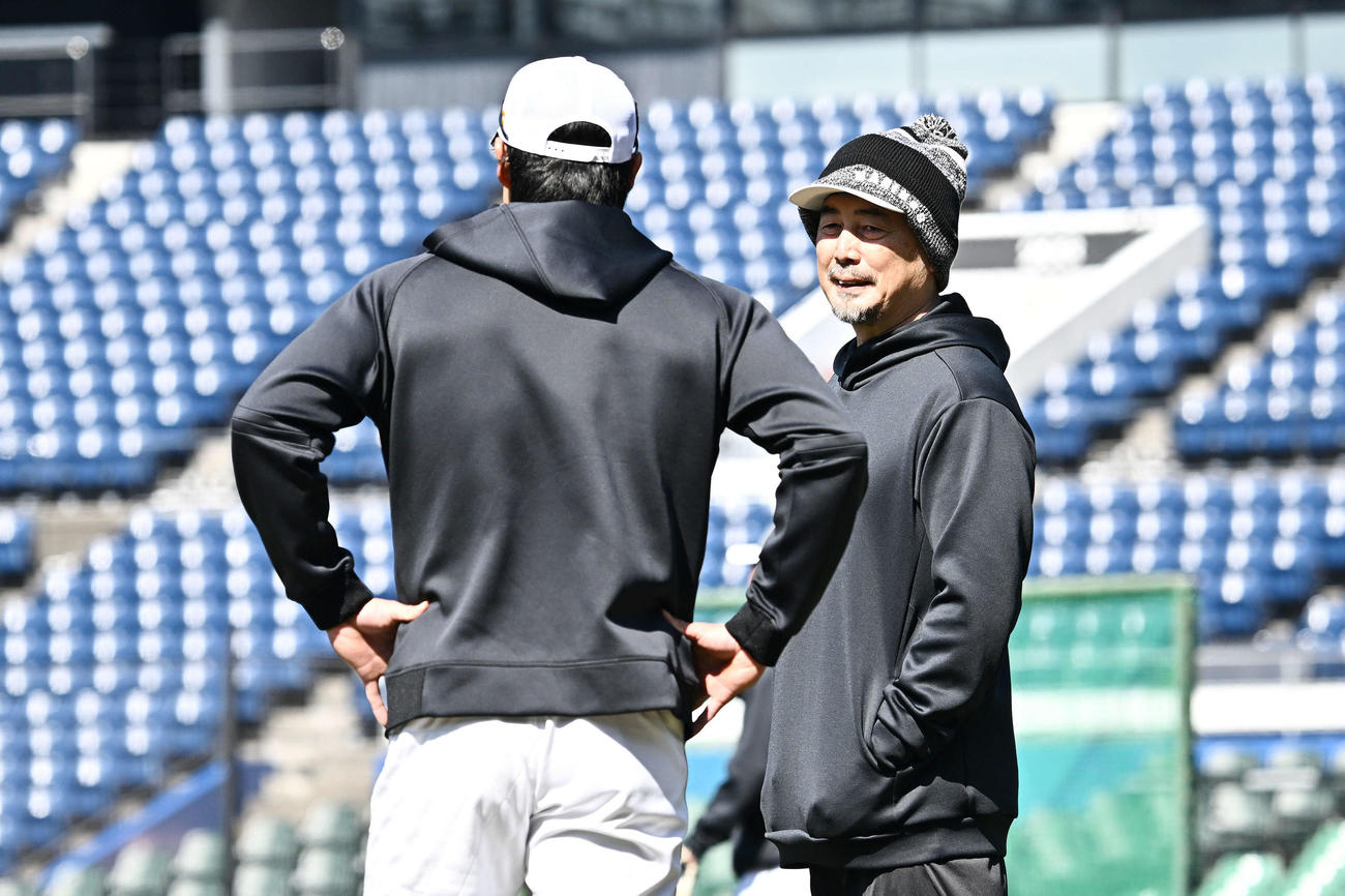ロッテ対ソフトバンク　試合前練習でロッテ吉井理人監督（右）はソフトバンク柳田と話す（撮影・滝沢徹郎）