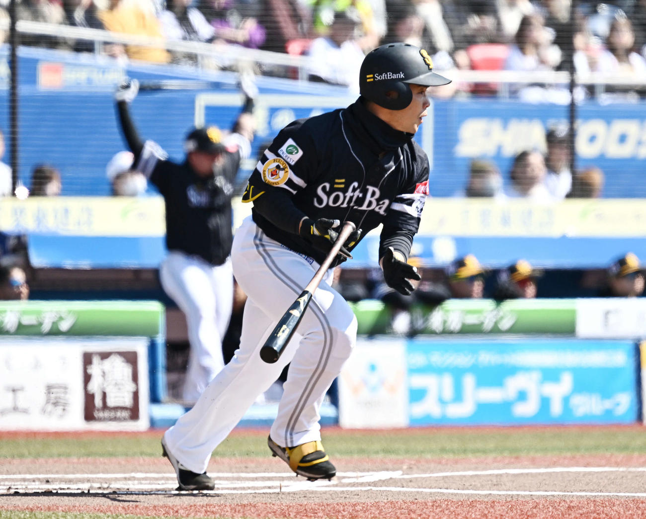 ロッテ対ソフトバンク　1回表ソフトバンク1死、近藤は中前打を放つ（撮影・滝沢徹郎）
