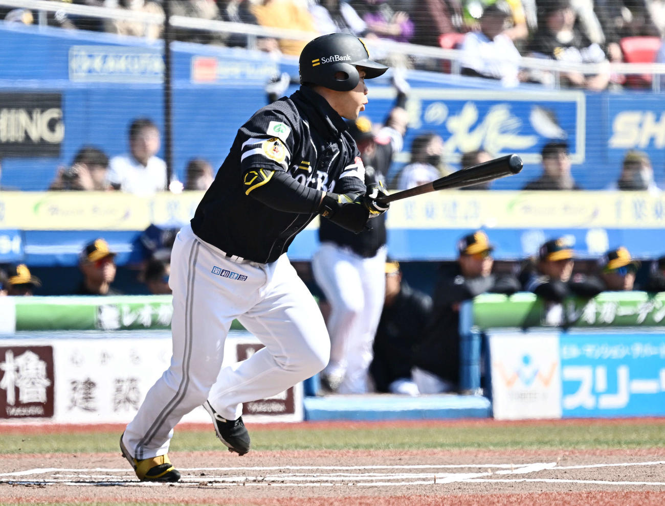 ロッテ対ソフトバンク　1回表ソフトバンク1死、近藤は中前打を放つ（撮影・滝沢徹郎）