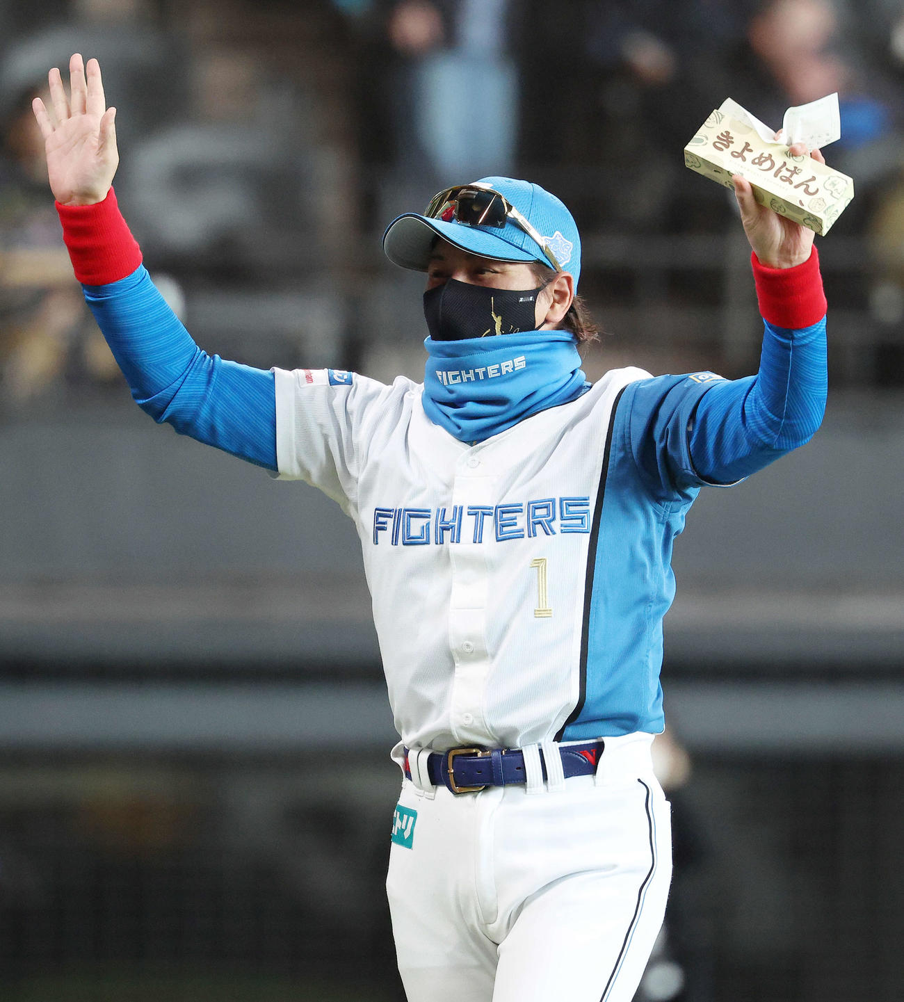 日本ハム対中日　開始前、メンバー表交換で中日井上監督から「きよめぱん」を受け取り、笑顔でベンチに戻る日本ハム新庄監督（撮影・河田真司）