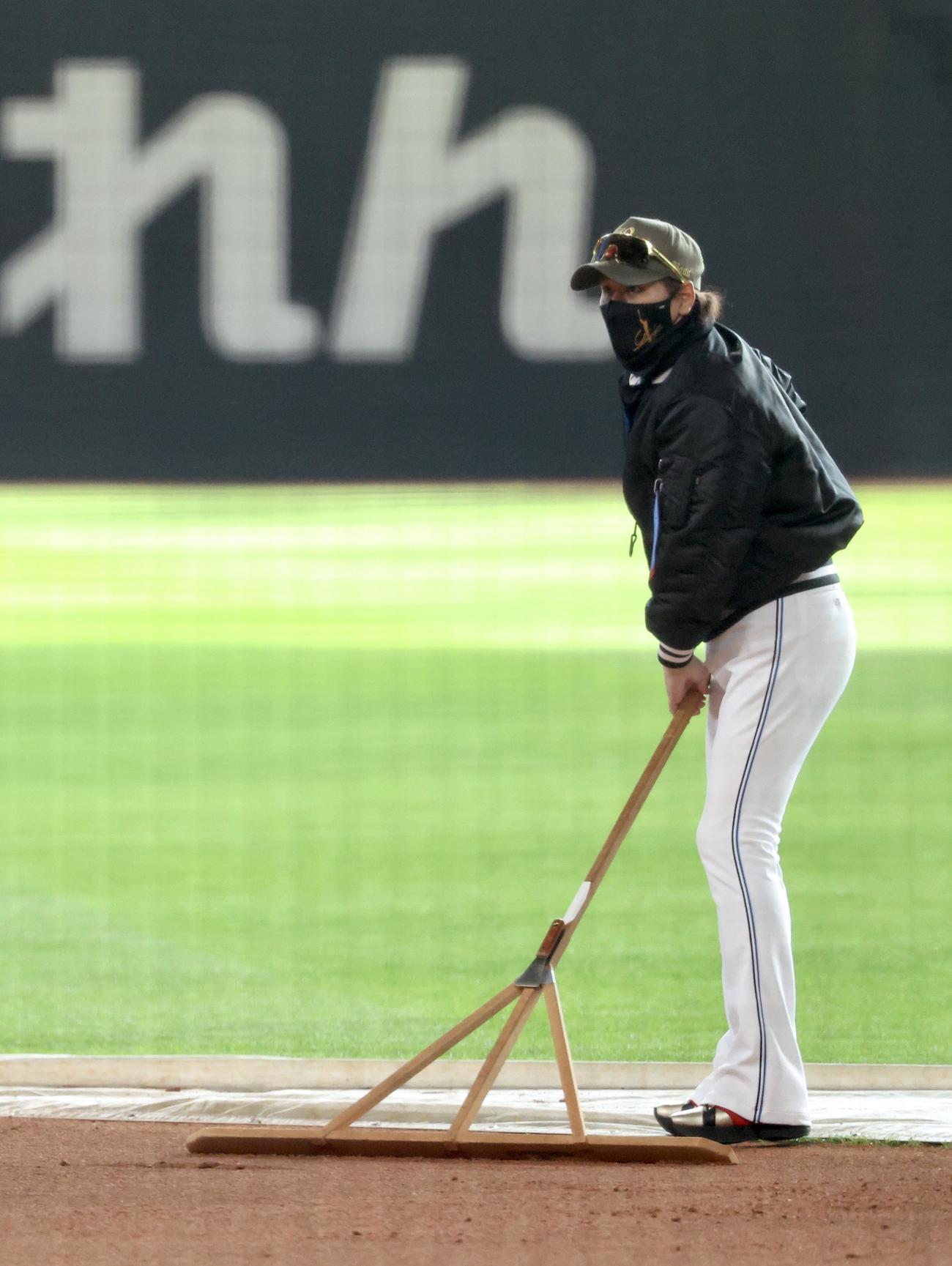 日本ハム対中日　試合前、グラウンドの土をならす日本ハム新庄監督（撮影・河田真司）