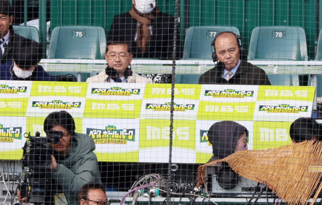 阪神対巨人　ネット裏からテレビ解説する岡田オーナー付顧問（撮影・加藤哉）