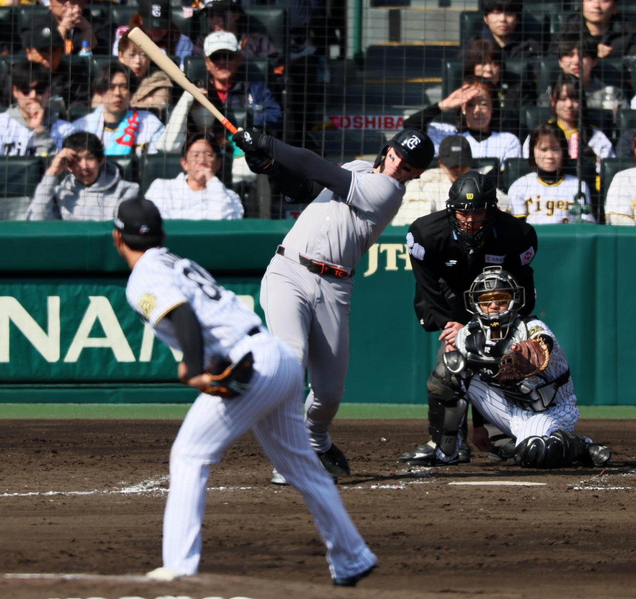 阪神対巨人　3回表巨人2死一、三塁、キャベッジは右越え適時二塁打を放つ。投手岡留（撮影・加藤哉）