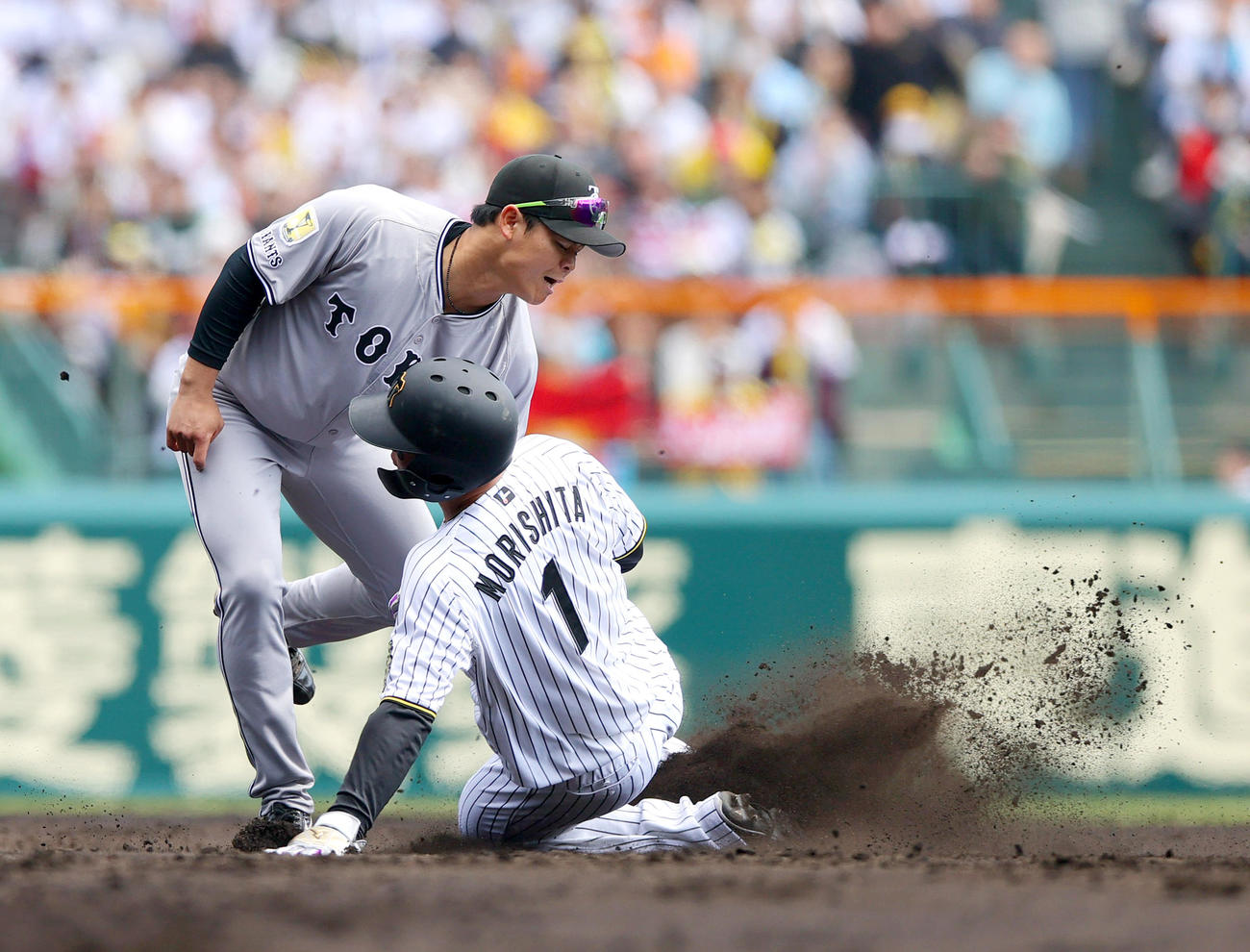 オープン戦・阪神対巨人　2回表阪神無死一塁、大山は三振に倒れ、一走森下（手前）も二盗を狙うがタッチアウトで併殺となる。左は二塁手中山（撮影・上山淳一）
