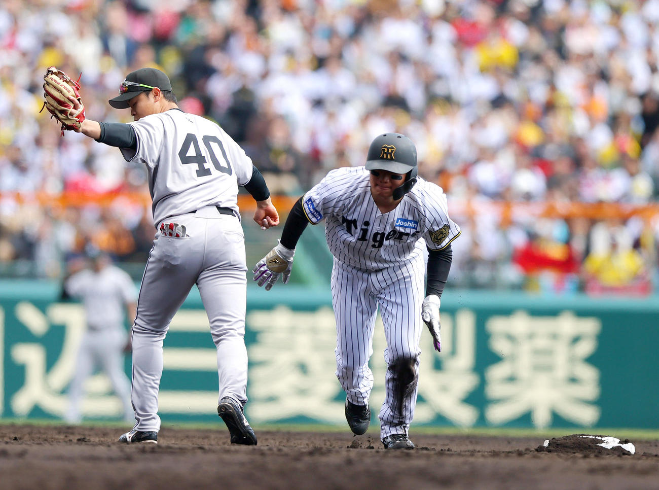 オープン戦・阪神対巨人　2回表阪神無死一塁、大山は三振に倒れ、一走森下（手前）も二盗を狙うがタッチアウトで併殺となる。左は二塁手中山（撮影・上山淳一）