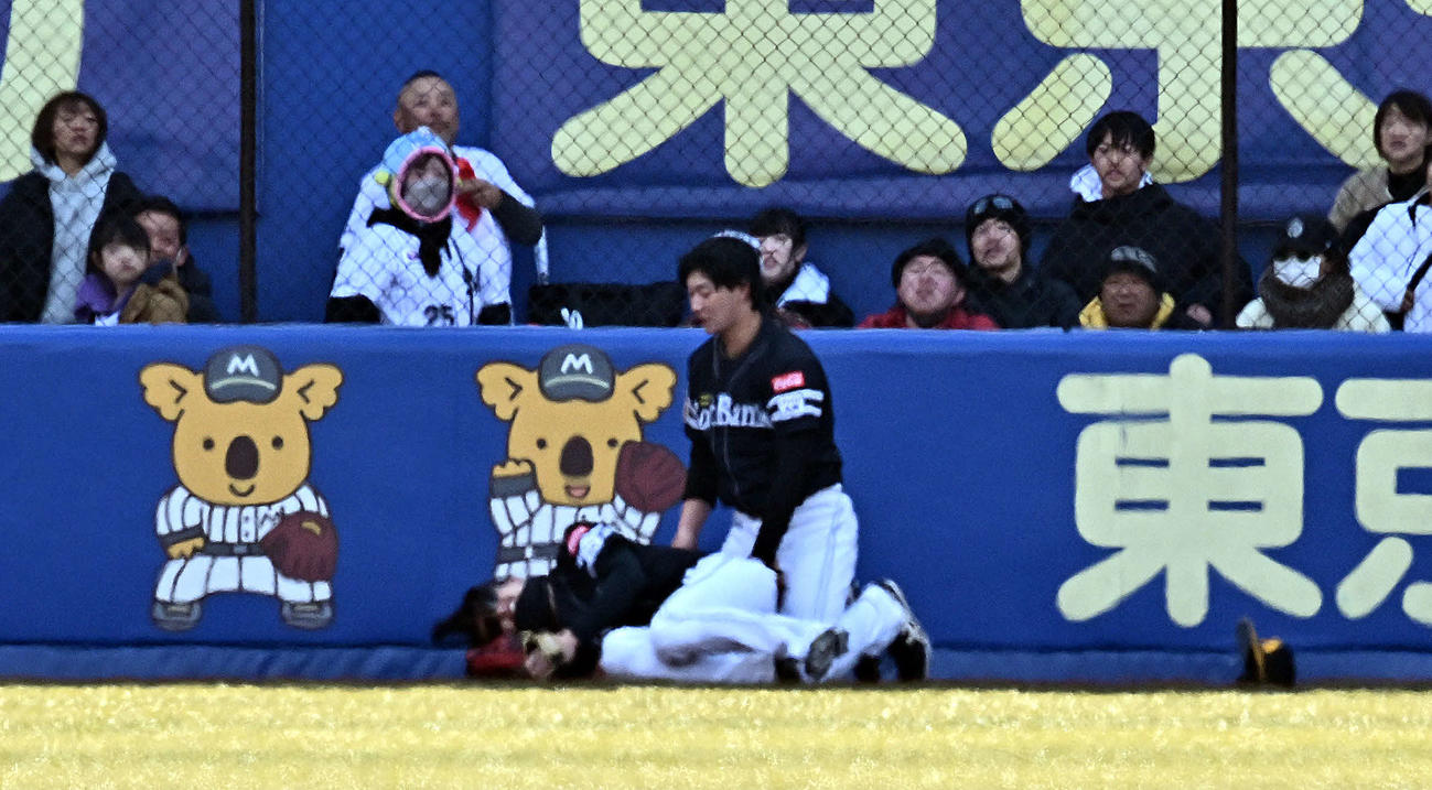 ロッテ対ソフトバンク　2回裏ロッテ無死、安田の打球を追い左翼手正木（上）と交錯した中堅手周東は倒れ込む（撮影・滝沢徹郎）