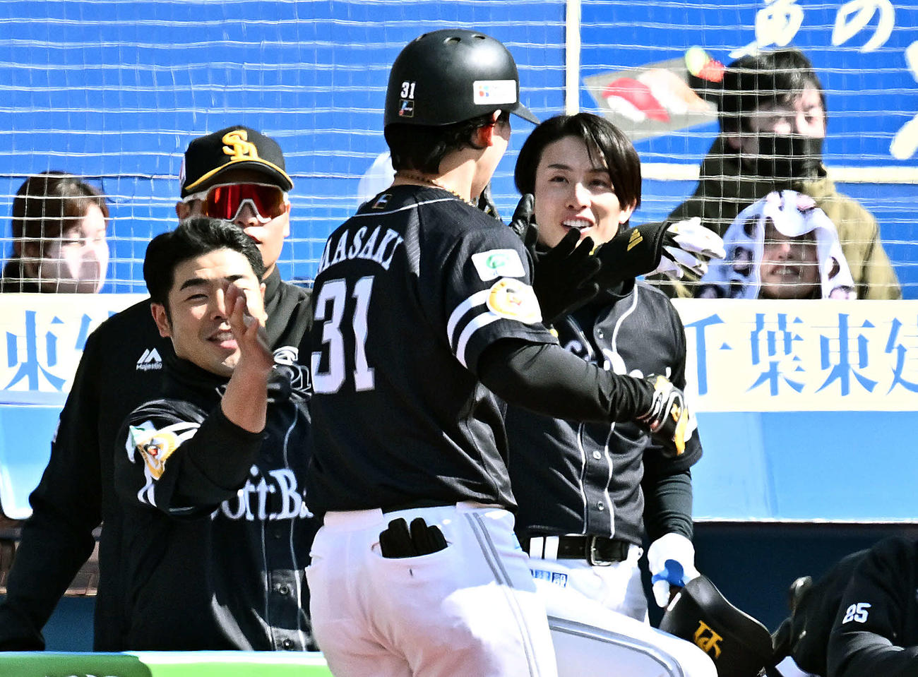 ロッテ対ソフトバンク　2回表ソフトバンク1死、左越えソロ本塁打を放った正木（手前）を迎える周東（後方右）（撮影・滝沢徹郎）