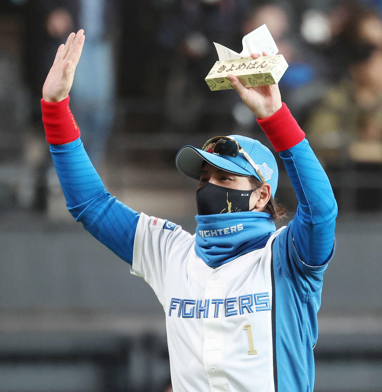 日本ハム対中日　開始前、メンバー表交換で中日井上監督から「きよめぱん」を受け取り、笑顔でベンチに戻る日本ハム新庄監督（撮影・河田真司）