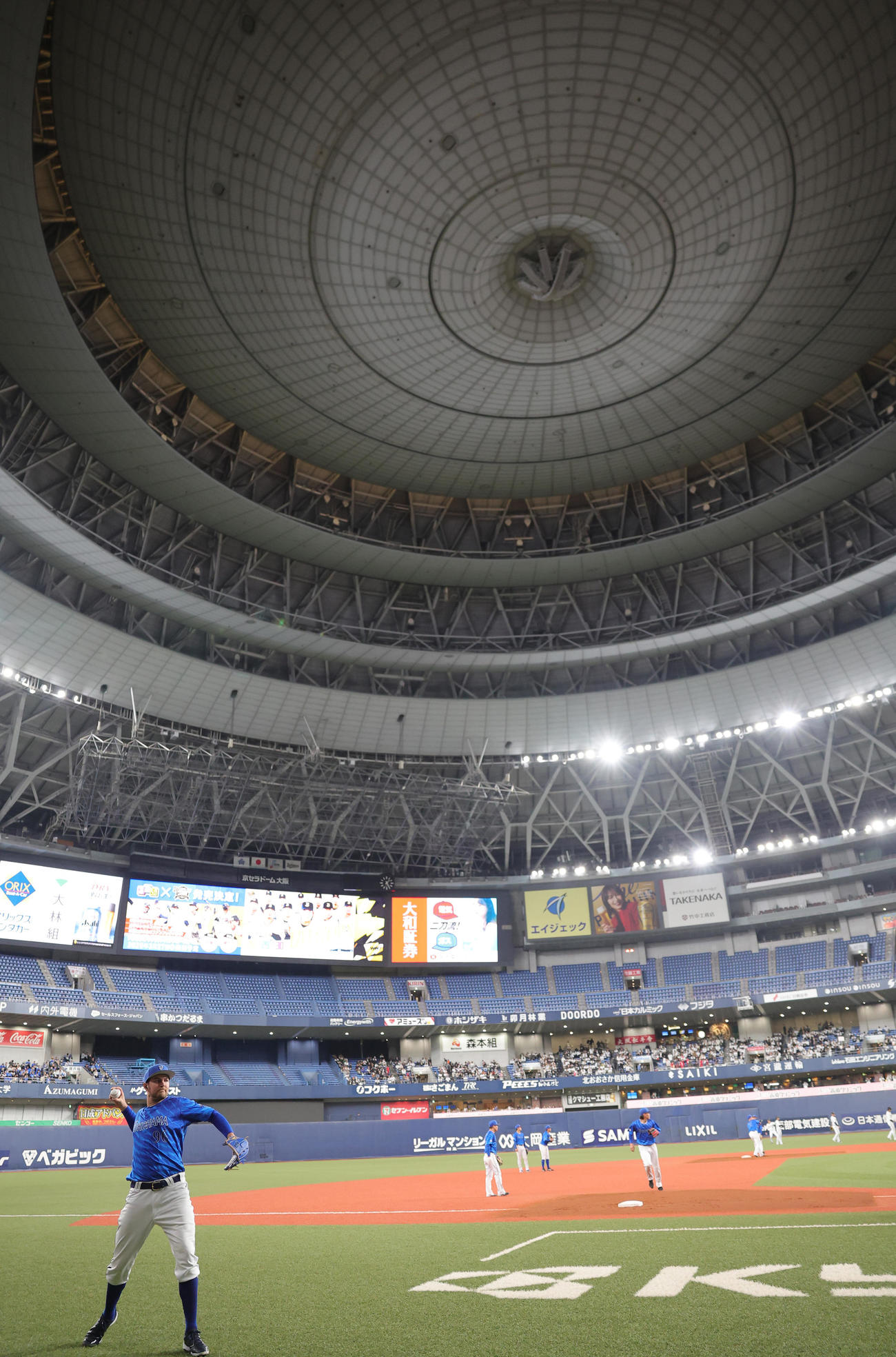 オリックス対DeNA　試合前にキャッチボールするDeNA先発のバウアー（撮影・野上伸悟）