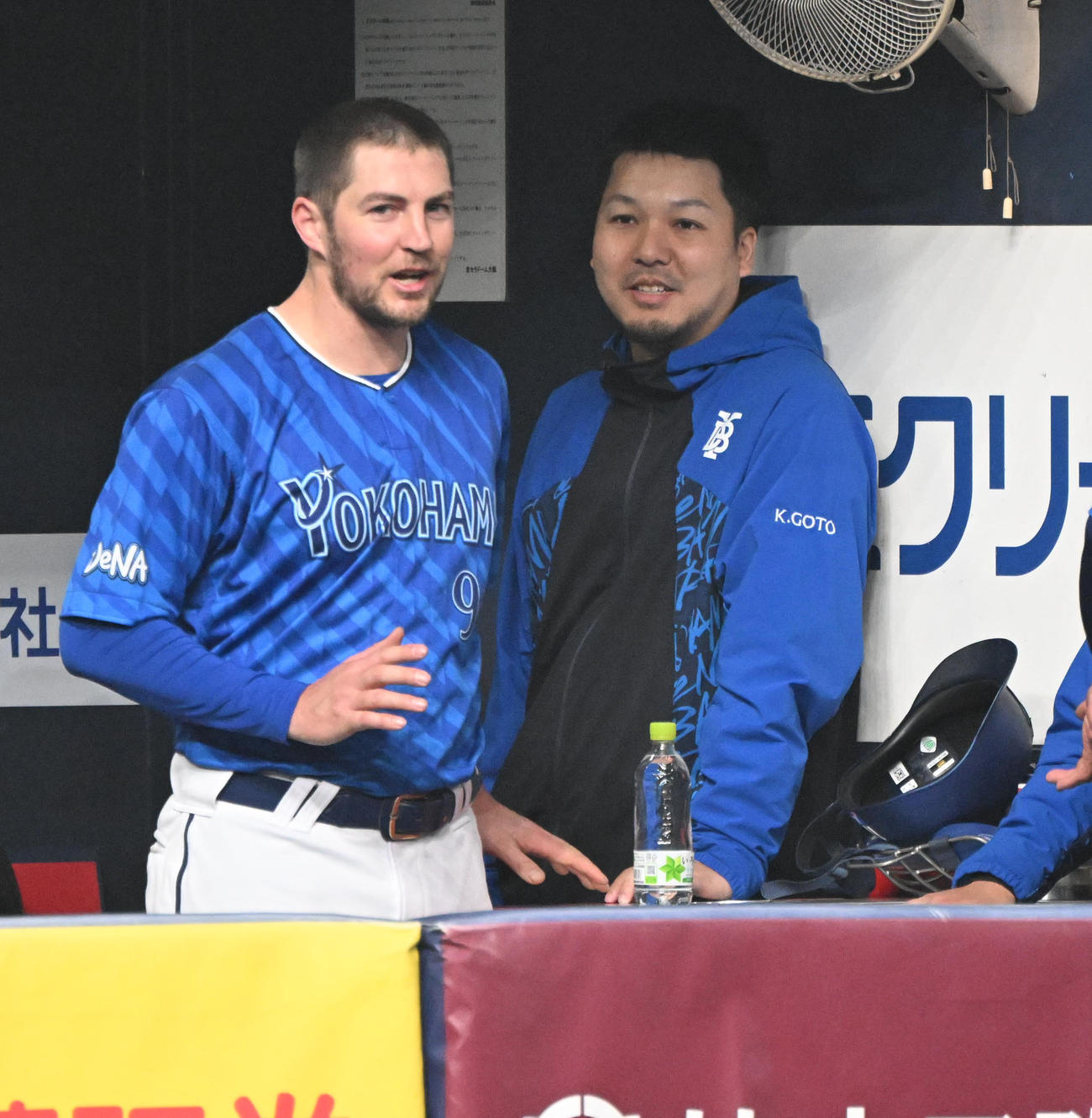 オリックス対DeNA 3回を投げ終えベンチで話すDeNAバウアー（撮影・和賀正仁）
