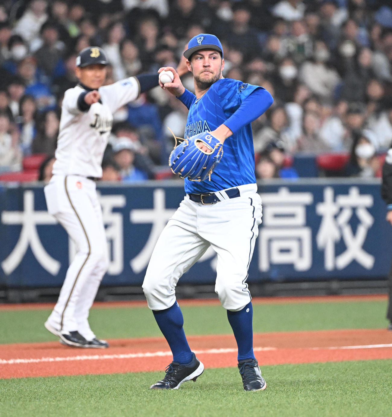 オリックス対DeNA 2回裏オリックス無死一、二塁、来田のバントを処理するも内野安打とするDeNAバウアー（撮影・和賀正仁）