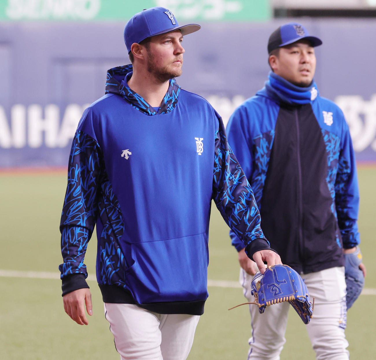オリックス対DeNA　球場入りしたDeNAバウアー（撮影・野上伸悟）