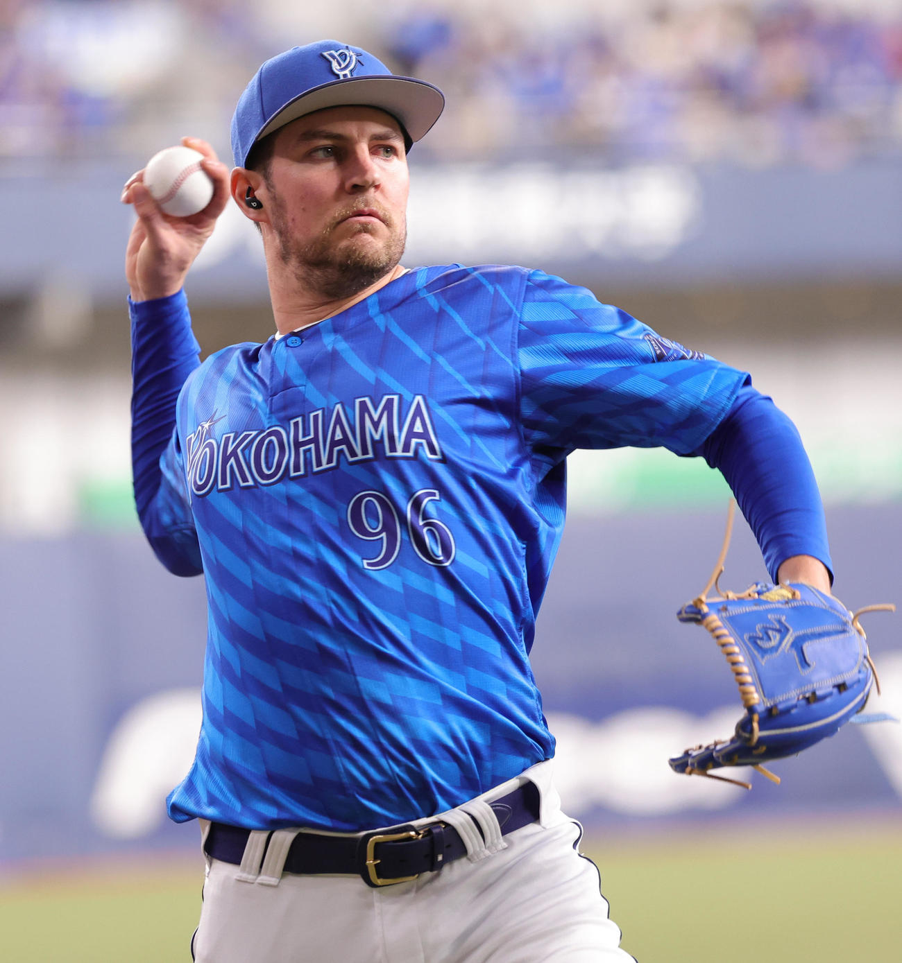 オリックス対DeNA　試合前にキャッチボールするDeNA先発のバウアー（撮影・野上伸悟）