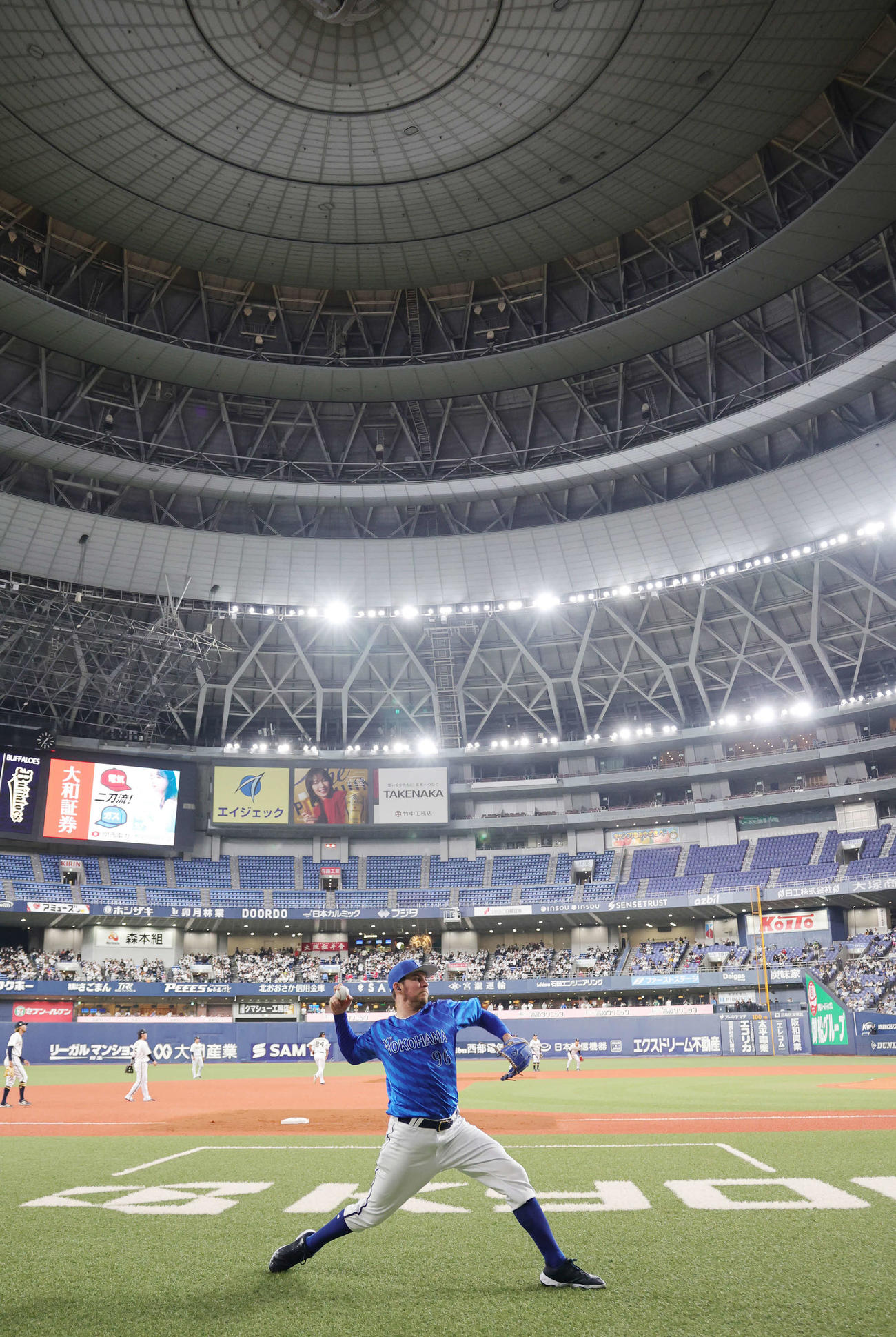 オリックス対DeNA　試合前にキャッチボールするDeNA先発のバウアー（撮影・野上伸悟）