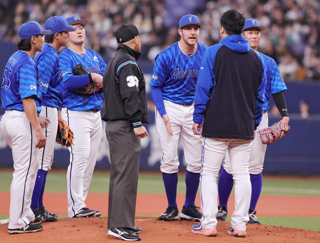 オリックス対DeNA 2回裏オリックス2死、ボークの判定に不満を示すDeNAバウアー（撮影・野上伸悟）