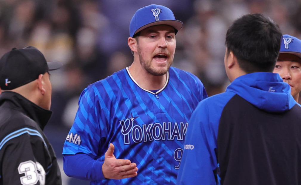 オリックス対DeNA 2回裏オリックス2死、ボークの判定に不満を示すDeNAバウアー（撮影・野上伸悟）