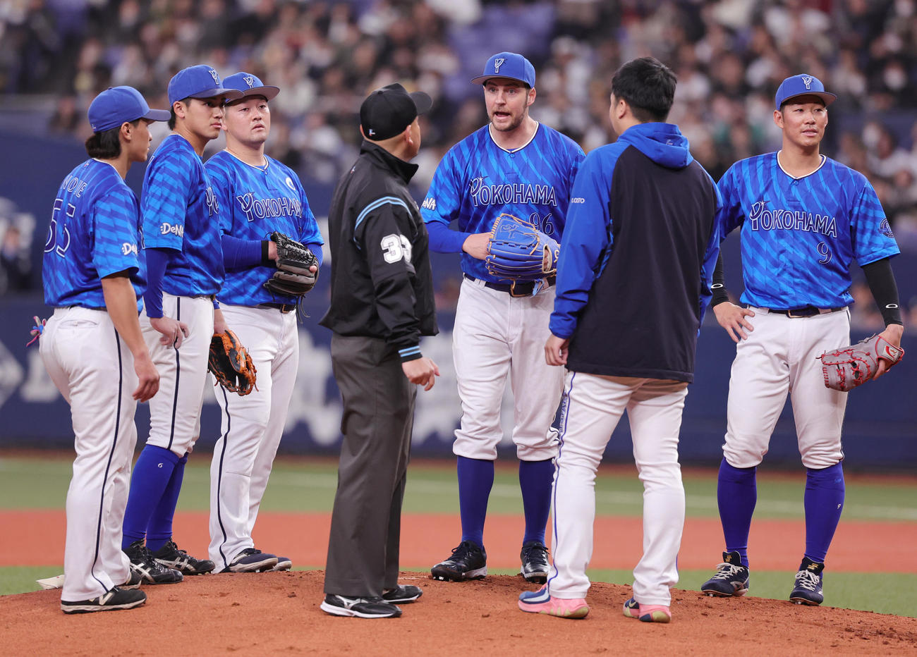 オリックス対DeNA 2回裏オリックス2死、ボークの判定に不満を示すDeNAバウアー（撮影・野上伸悟）