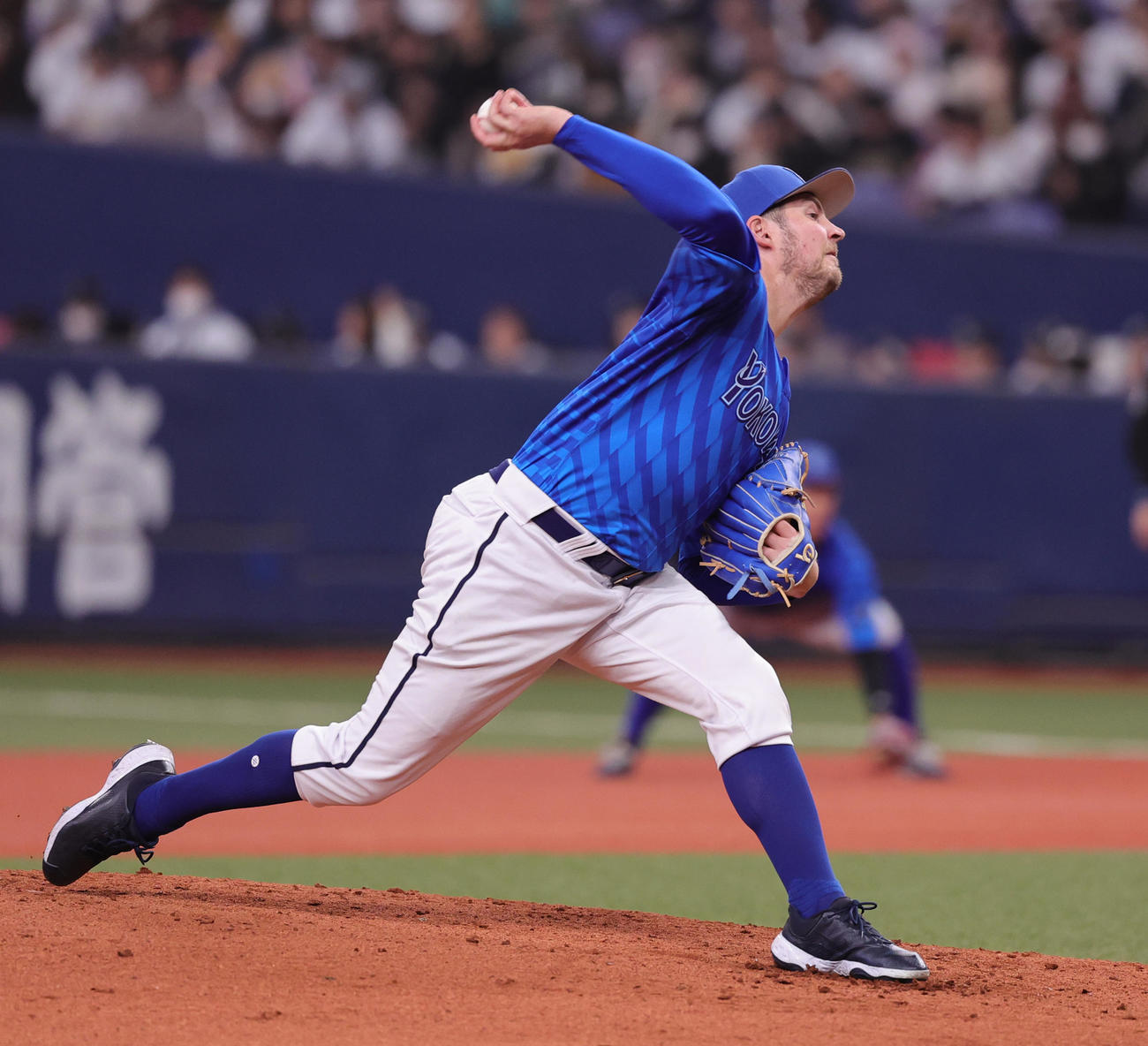 オリックス対DeNA 2回裏オリックス2死三塁、DeNAバウアーがボークと判定された際の投球16（撮影・野上伸悟）
