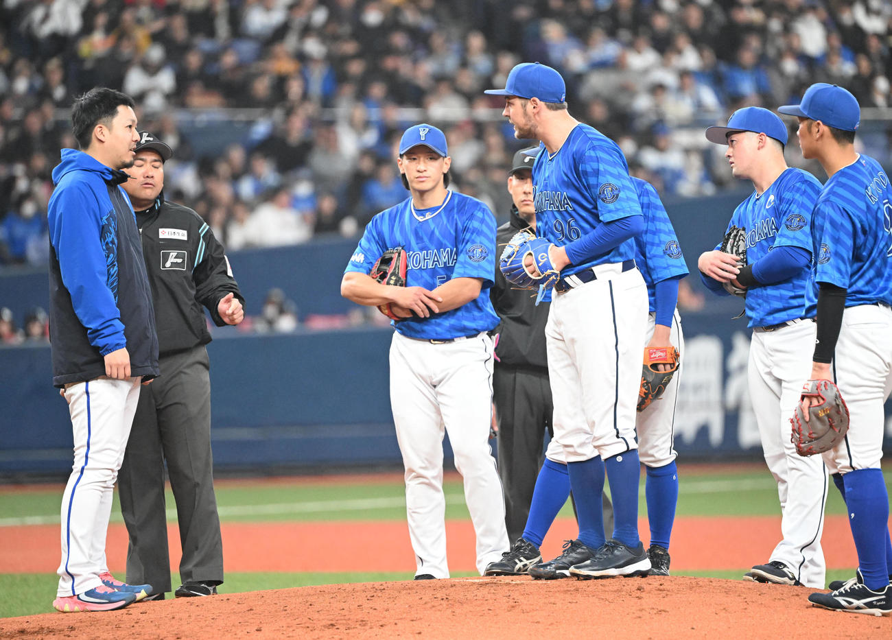 オリックス対DeNA 2回裏オリックス2死三塁、投球動作を変更したとしてボークを取られたバウアー（撮影・和賀正仁）