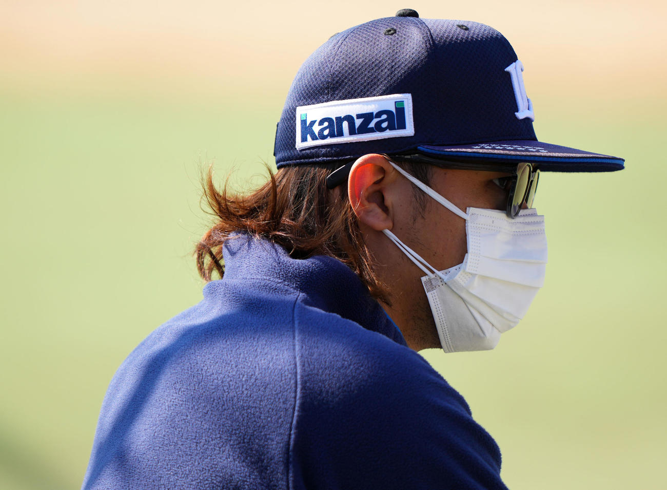 楽天対西武　マスクを着け練習に臨む西武高橋（撮影・横山健太）