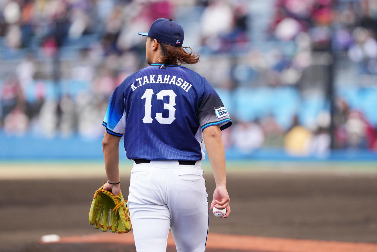 楽天対西武　マウンドへ向かう西武高橋（撮影・横山健太）