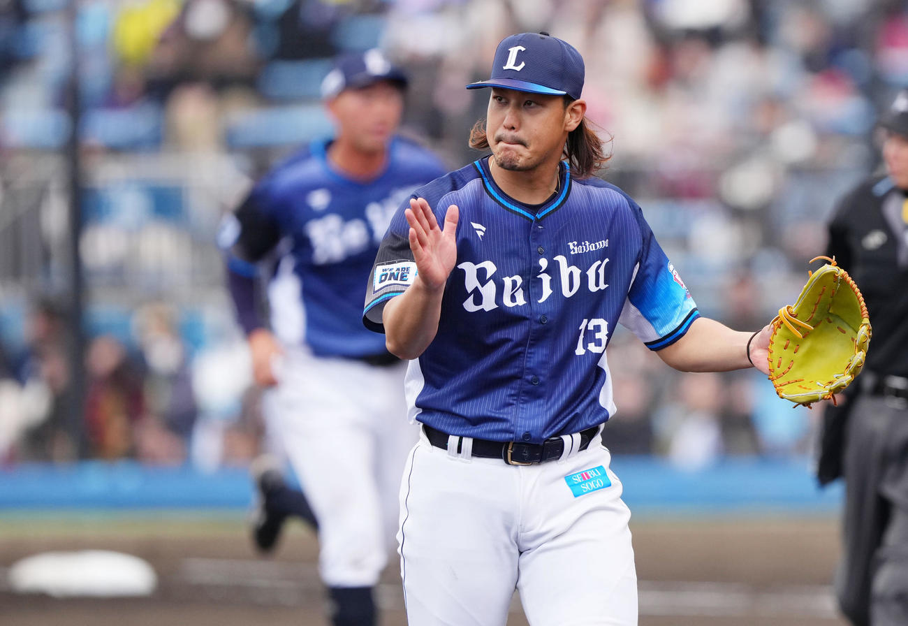 楽天対西武　2回裏を無失点に抑えグラブをたたく西武高橋（撮影・横山健太）