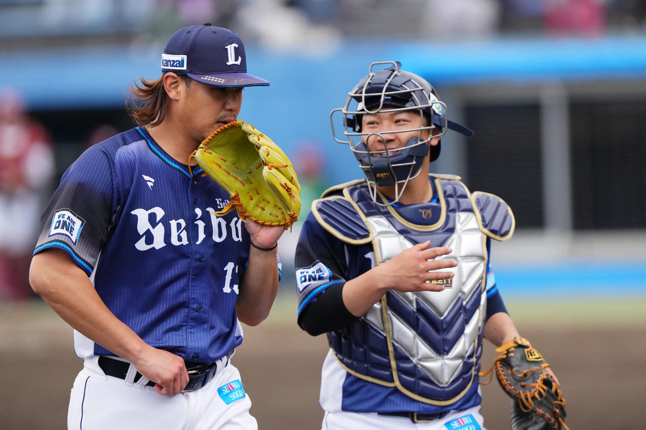 楽天対西武　2回裏を無失点に抑え引き揚げる西武高橋（左）と古賀（撮影・横山健太）