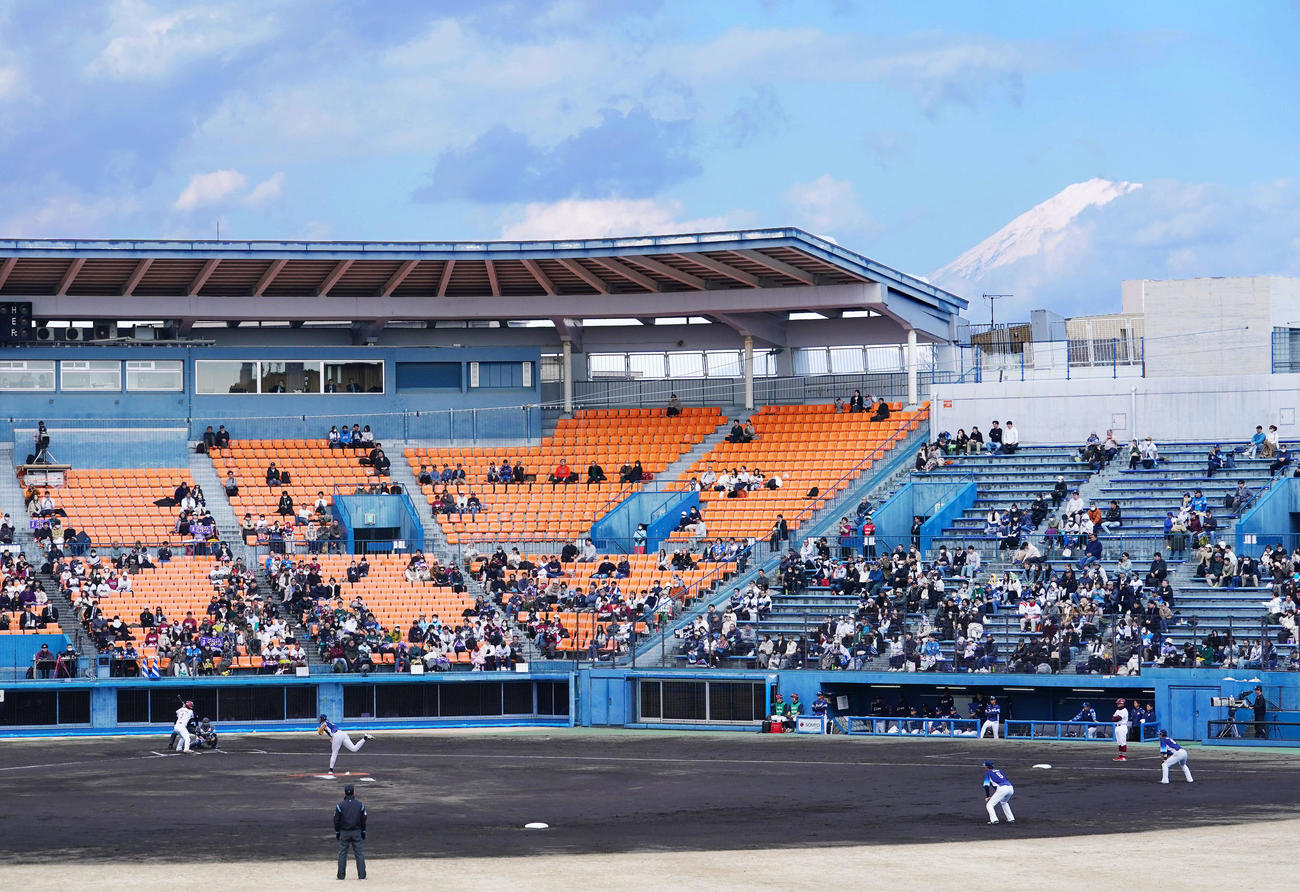 楽天対西武　1回裏、富士山がうっすらと頭をのぞく中、打席に立つ宗山。投手高橋（撮影・横山健太）
