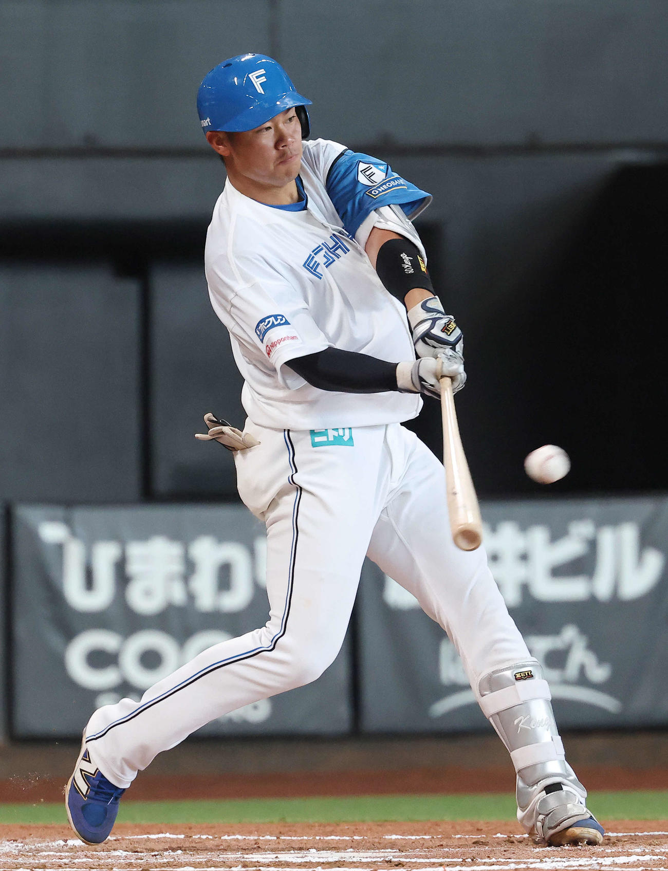 日本ハム対中日　6回裏日本ハム1死、フェンス直撃の二塁打を放つ吉田（撮影・河田真司）
