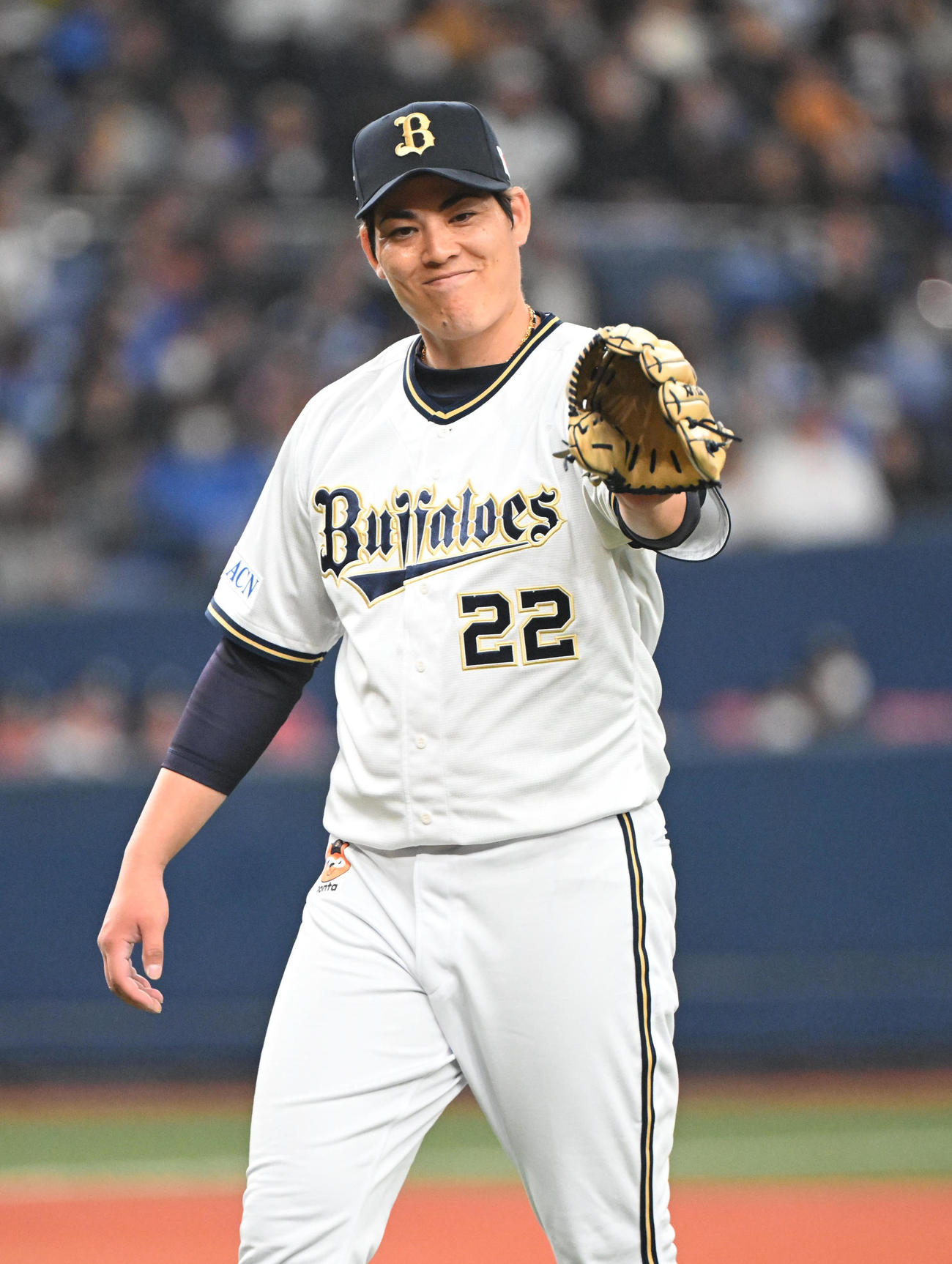 オリックス対DeNA 5回表DeNA1死一、二塁、桑原を遊ゴロ併殺に打ち取り笑顔を見せる九里（撮影・和賀正仁）