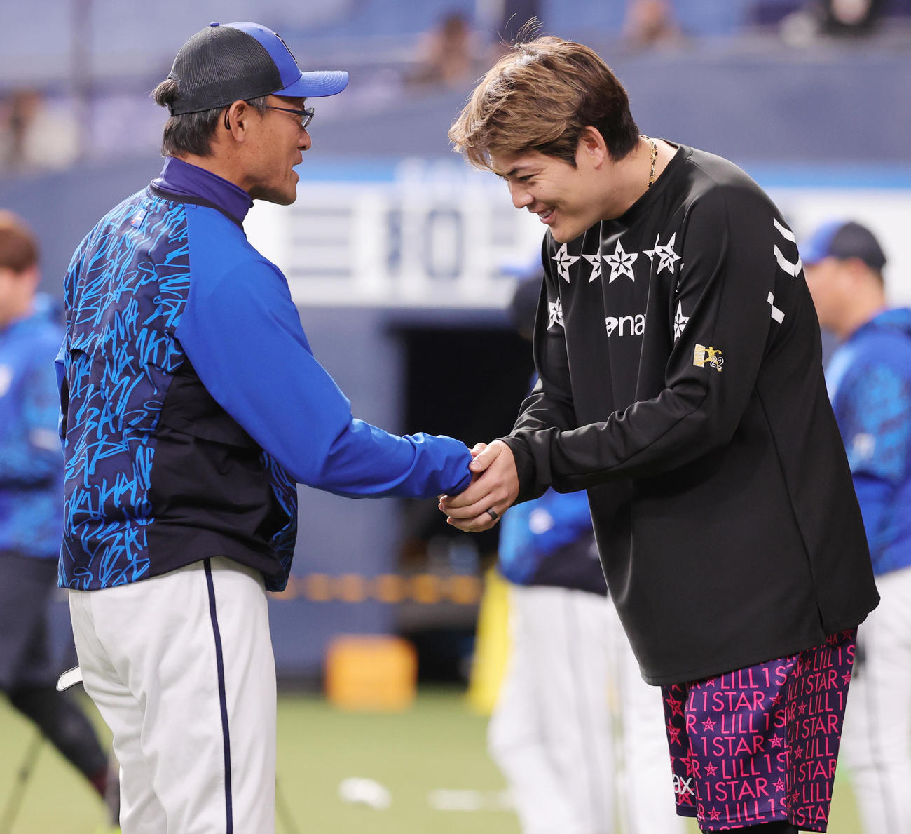 オリックス対DeNA　元広島のDeNA河田コーチ（左）とあいさつを交わすオリックス九里（撮影・野上伸悟）