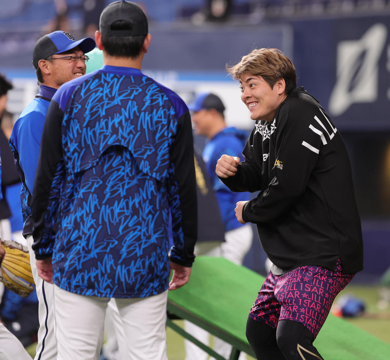 オリックス対DeNA　元広島のDeNA河田コーチ（左）と談笑するオリックス九里（撮影・野上伸悟）