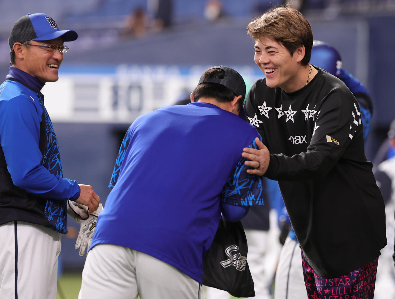 オリックス対DeNA　元広島のDeNA河田コーチ（左）らとあいさつを交わすオリックス九里（撮影・野上伸悟）