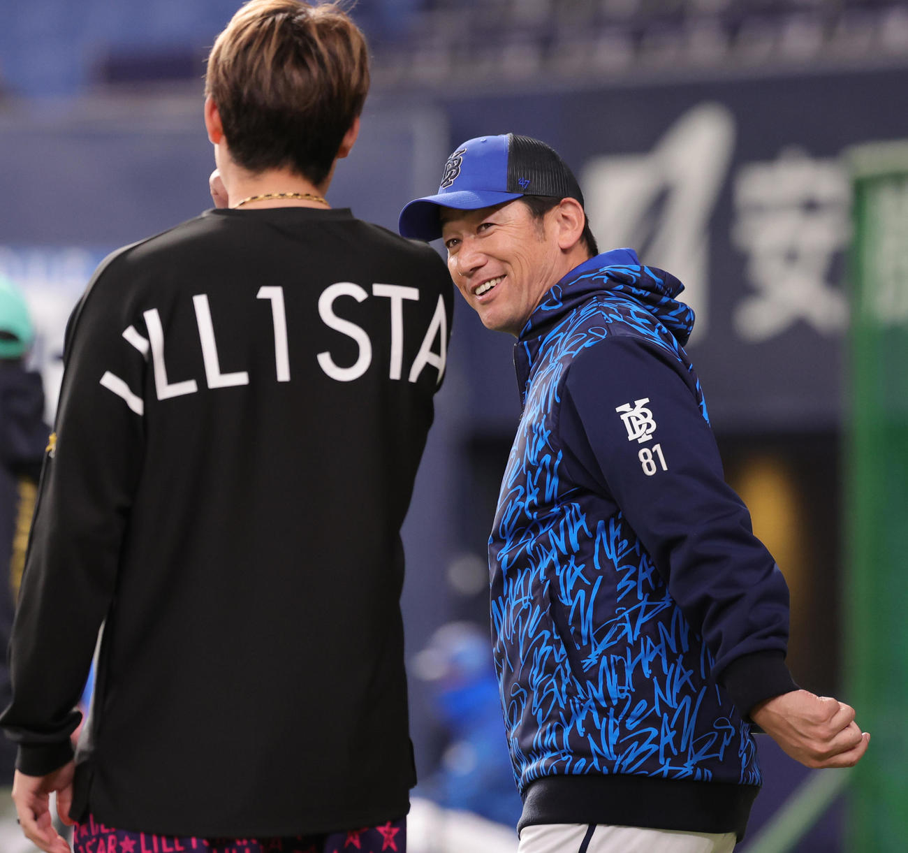 オリックス対DeNA　オリックス九里（左）と談笑するDeNA三浦監督（撮影・野上伸悟）