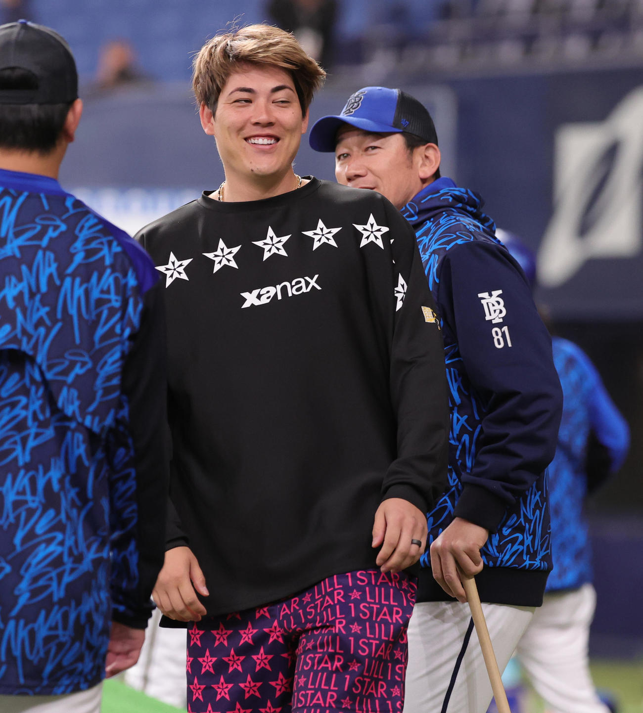 オリックス対DeNA DeNA三浦監督（後方）に気づき笑顔でふりかえるオリックス九里（撮影・野上伸悟）