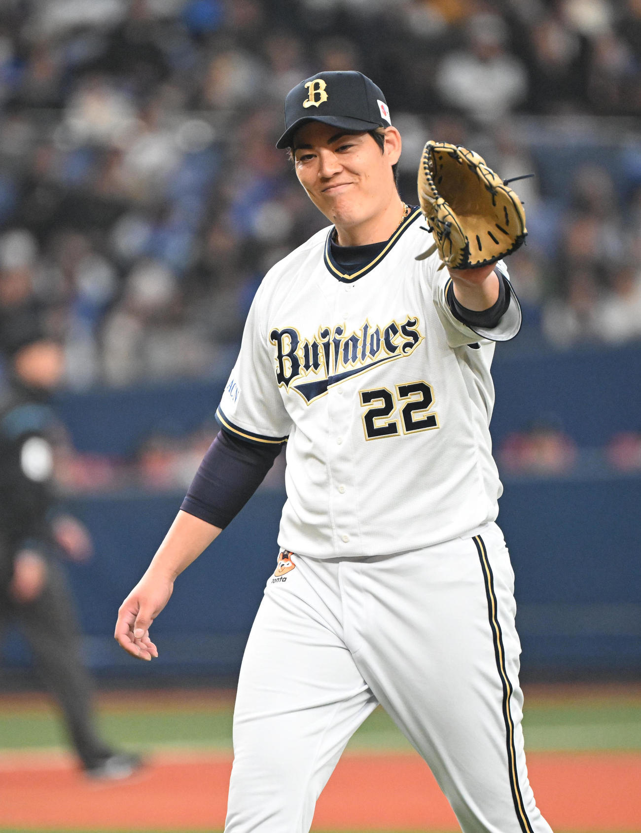 オリックス対DeNA 5回表DeNA1死一、二塁、桑原を遊ゴロ併殺に打ち取り笑顔を見せる九里（撮影・和賀正仁）