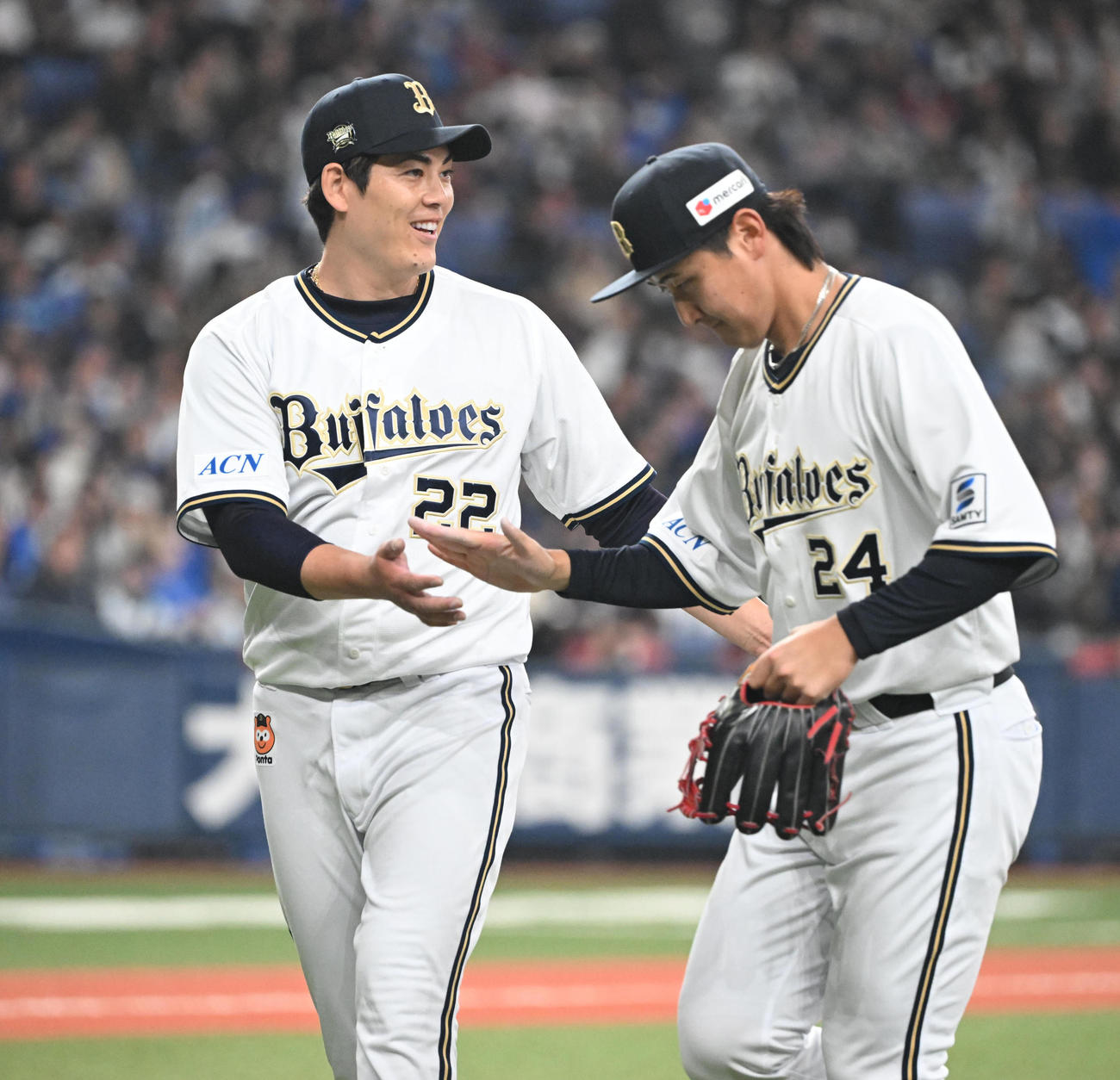オリックス対DeNA 5回表DeNA1死一、二塁、桑原を遊ゴロ併殺に打ち取り笑顔を見せる九里（撮影・和賀正仁）